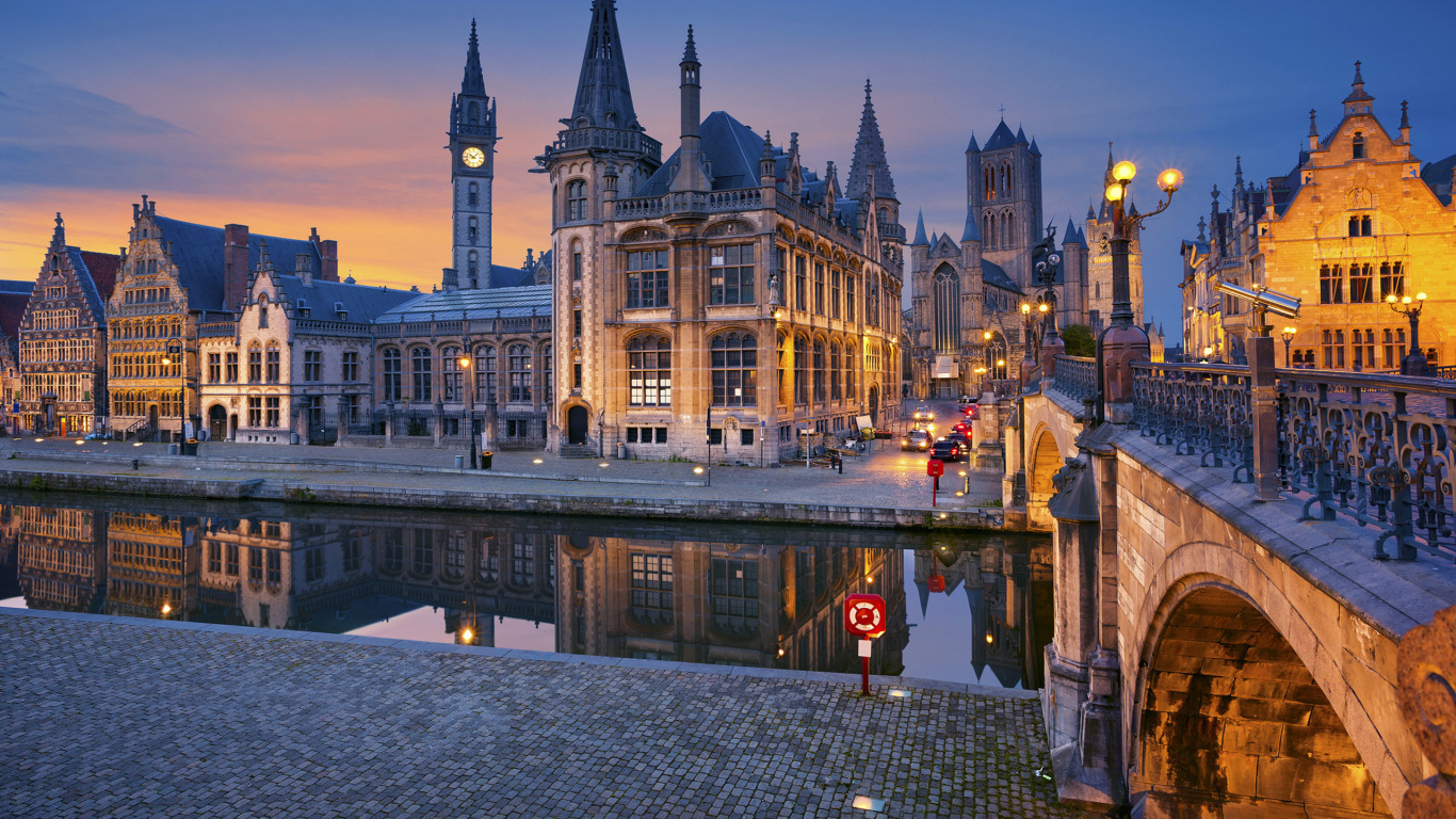 Braunes Betongebäude in Der Nähe Von Gewässern Während Der Nacht. Wallpaper in 1366x768 Resolution