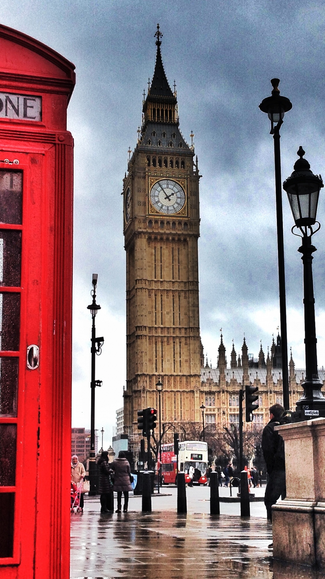 Leute, Die Tagsüber Auf Der Straße in Der Nähe Von Big Ben Spazieren Gehen. Wallpaper in 1080x1920 Resolution