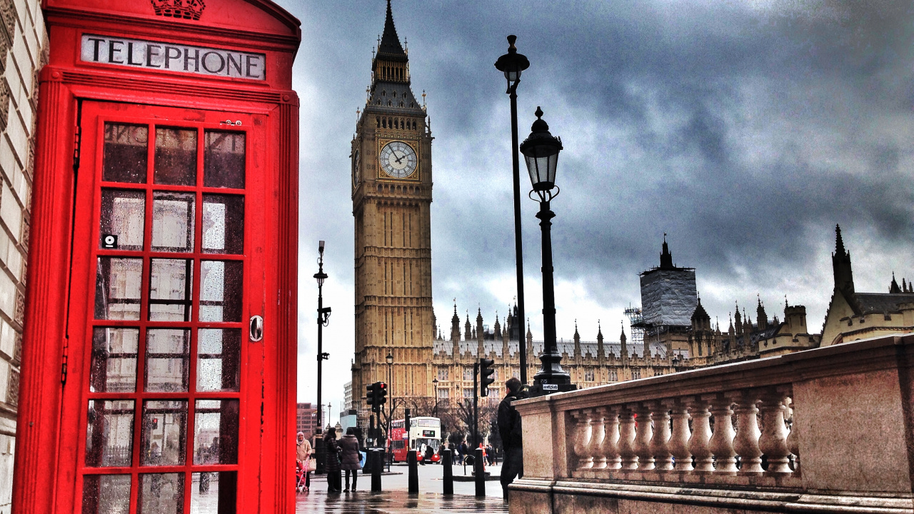 Leute, Die Tagsüber Auf Der Straße in Der Nähe Von Big Ben Spazieren Gehen. Wallpaper in 1280x720 Resolution