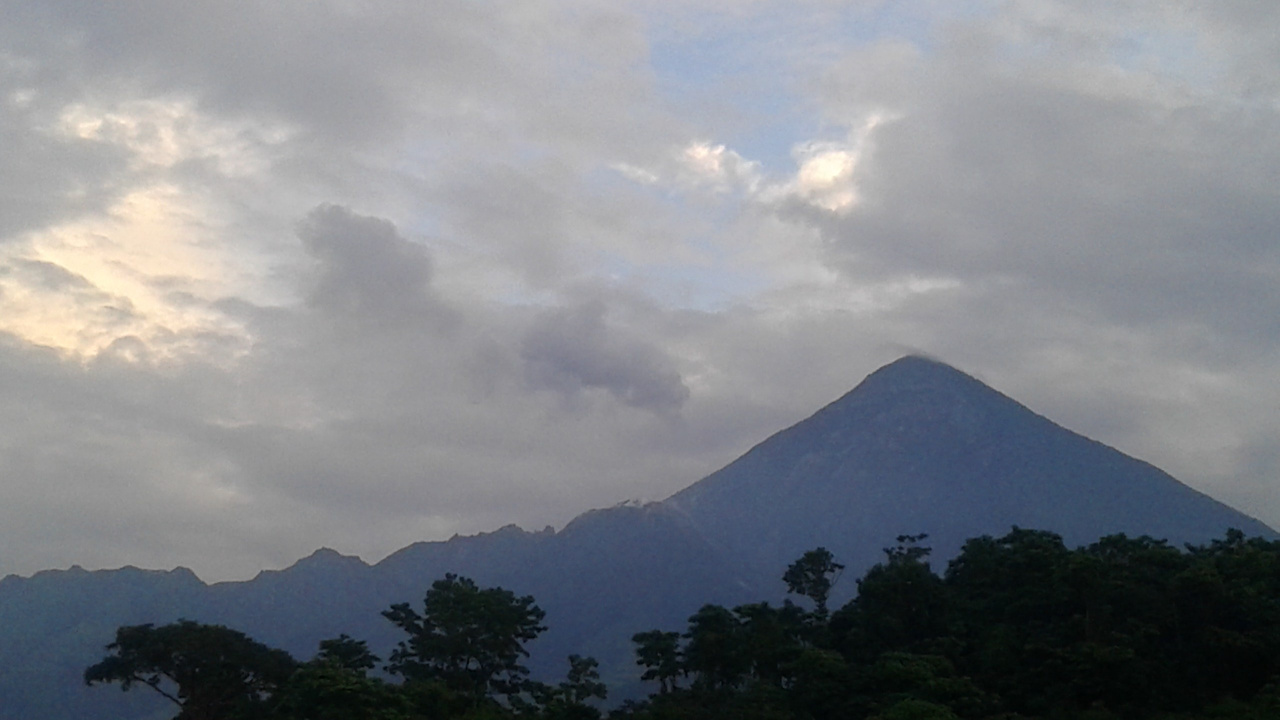 Arbres Verts et Montagne Sous Des Nuages Blancs. Wallpaper in 1280x720 Resolution