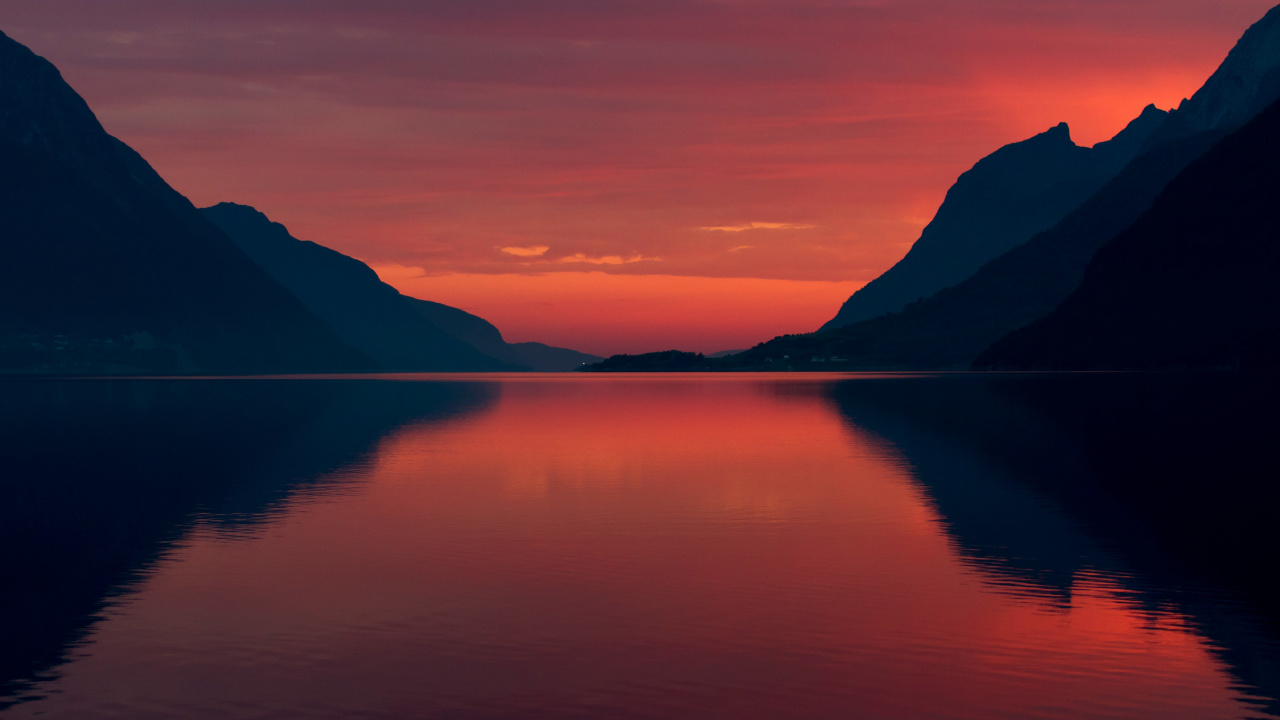 Silueta de Montaña Cerca Del Cuerpo de Agua Durante la Puesta de Sol. Wallpaper in 1280x720 Resolution