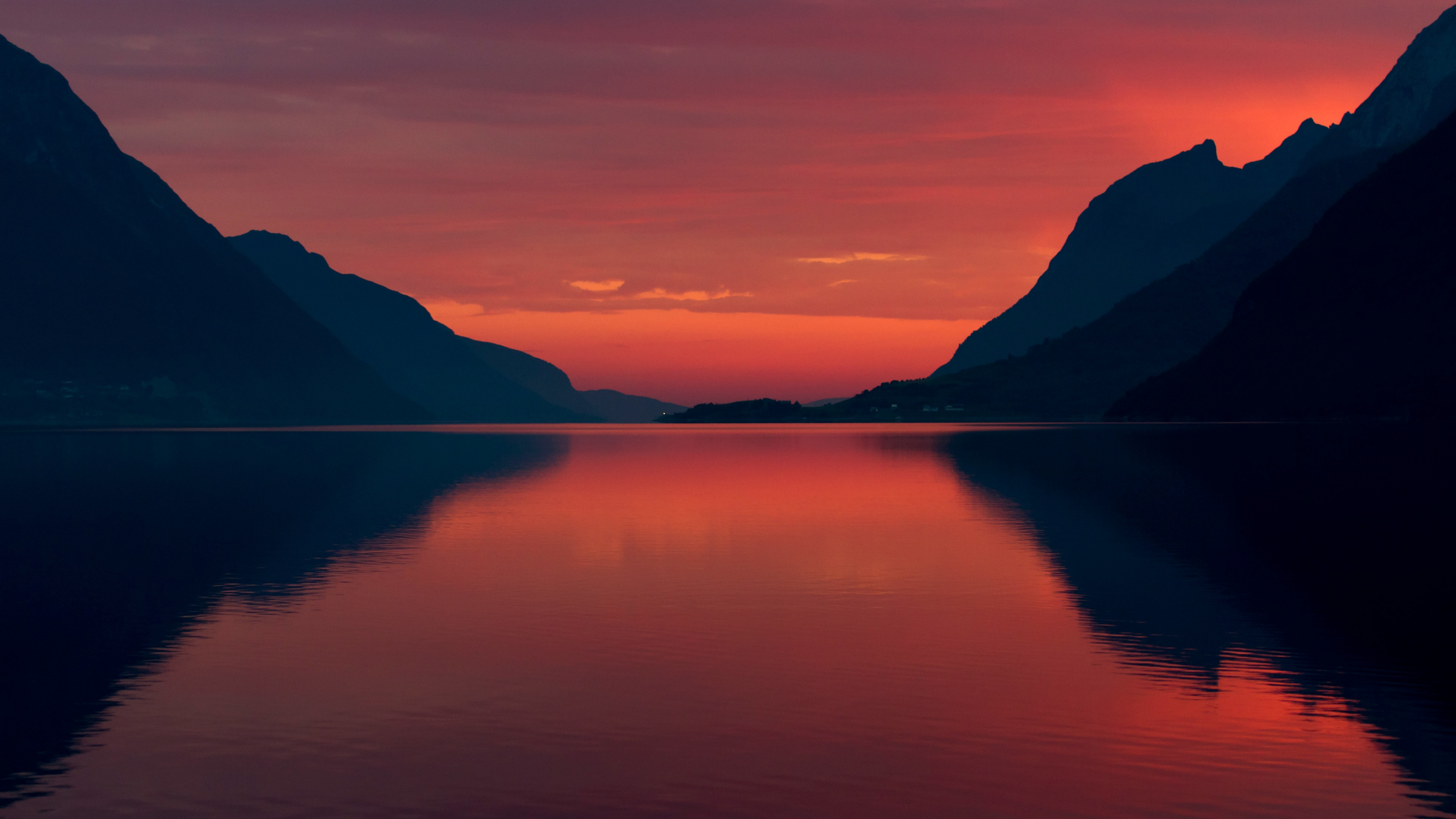 Silhouette Des Berges in Der Nähe Von Gewässern Bei Sonnenuntergang. Wallpaper in 3840x2160 Resolution