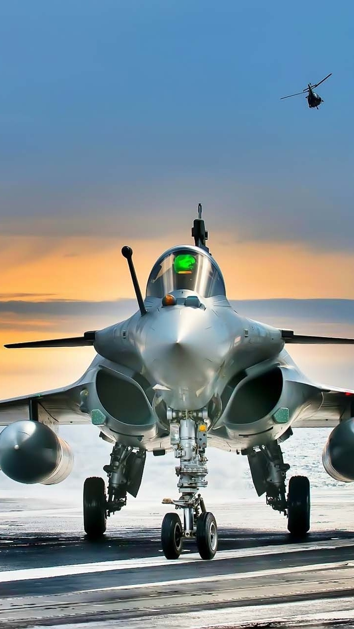 Graues Kampfflugzeug am Flughafen Bei Sonnenuntergang. Wallpaper in 720x1280 Resolution