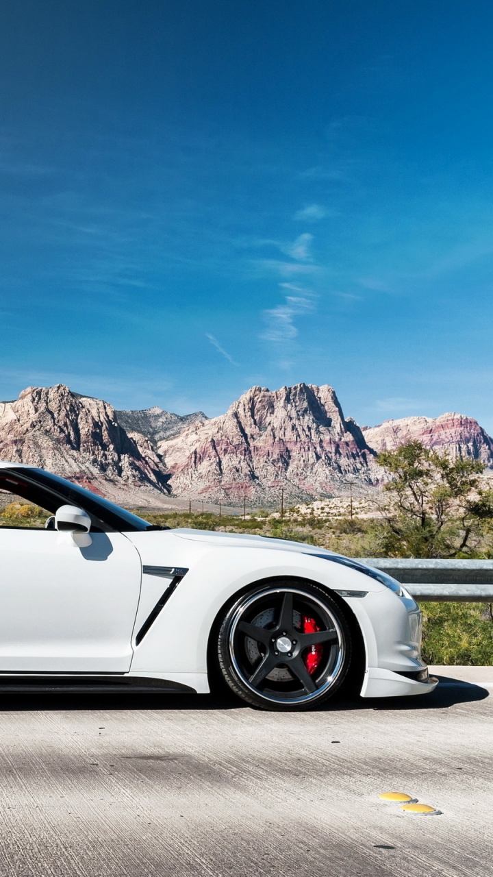 Porsche 911 Blanco en la Carretera Durante el Día. Wallpaper in 720x1280 Resolution