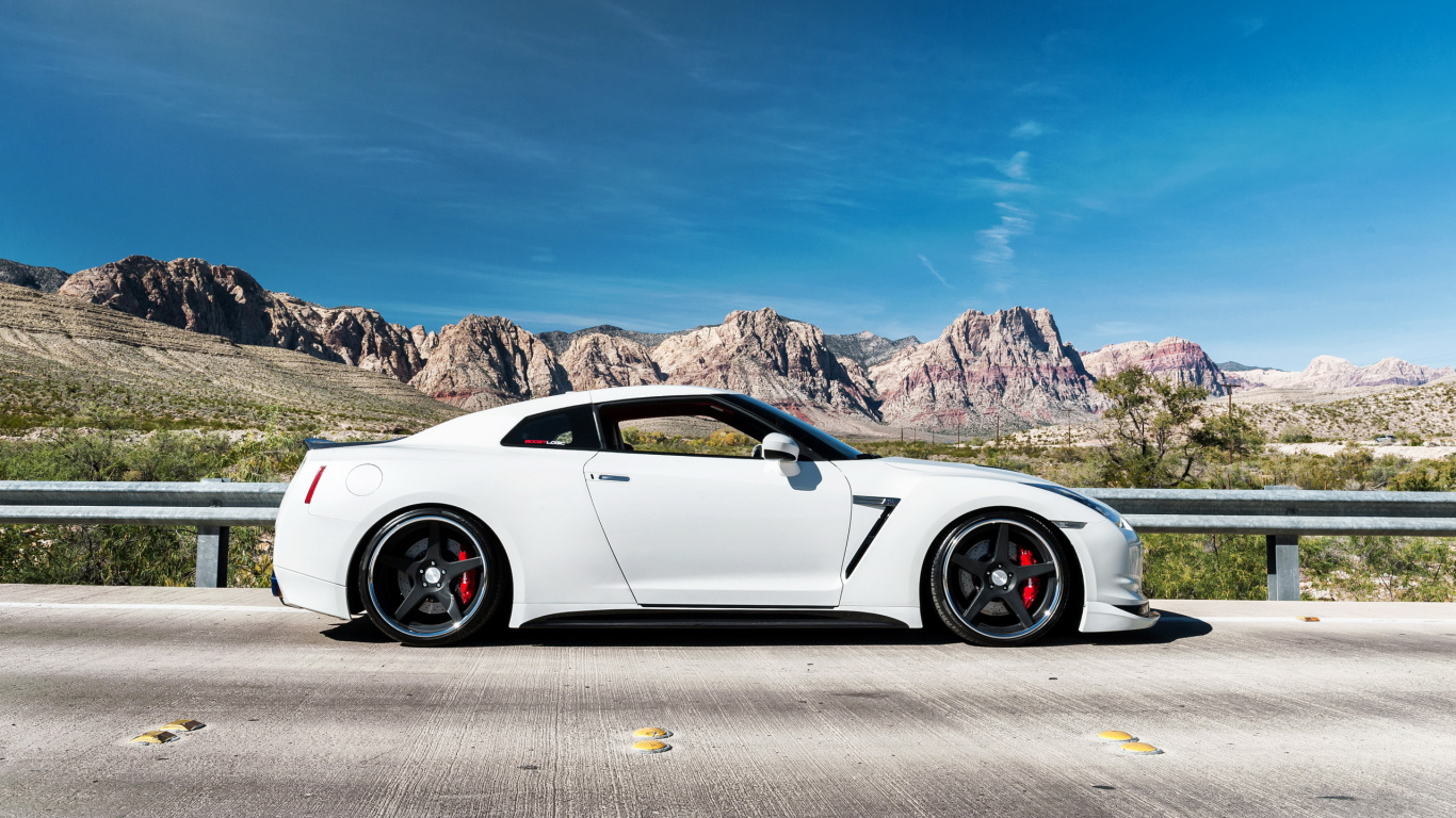 White Porsche 911 on Road During Daytime. Wallpaper in 1366x768 Resolution