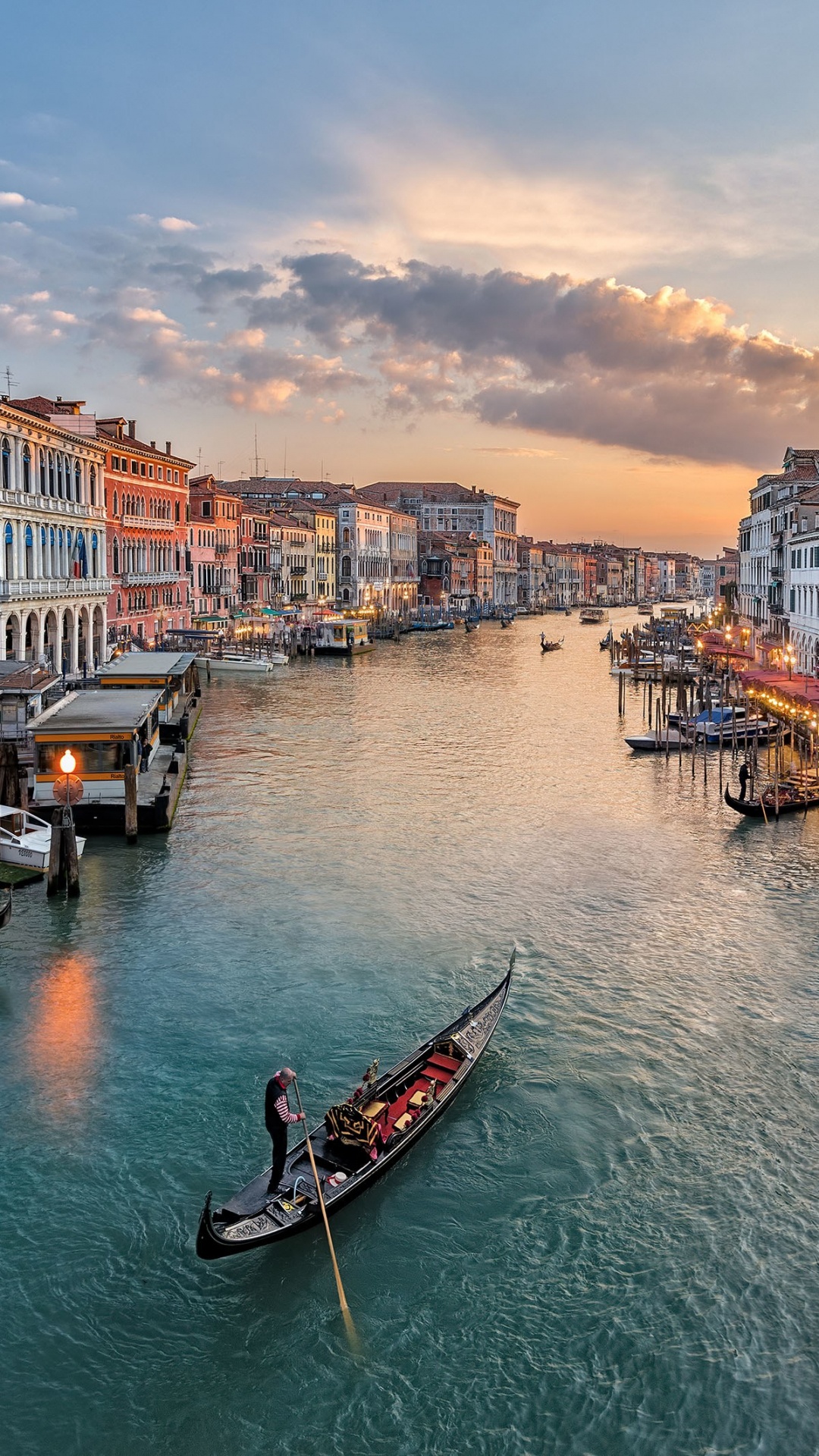 Bateau Sur la Rivière Entre Les Bâtiments Pendant la Journée. Wallpaper in 1080x1920 Resolution
