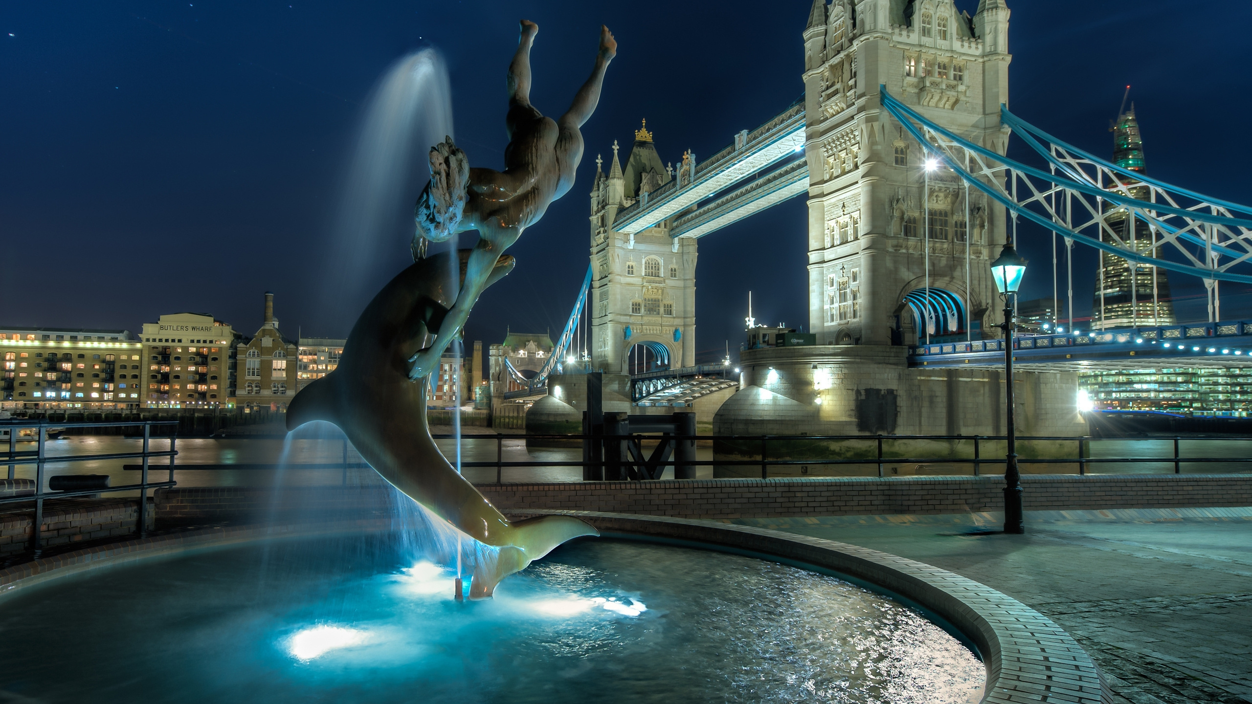 Fountain in Front of White Concrete Building During Night Time. Wallpaper in 2560x1440 Resolution