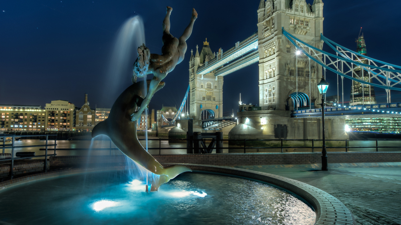 Brunnen Vor Weißem Betongebäude in Der Nacht. Wallpaper in 1366x768 Resolution