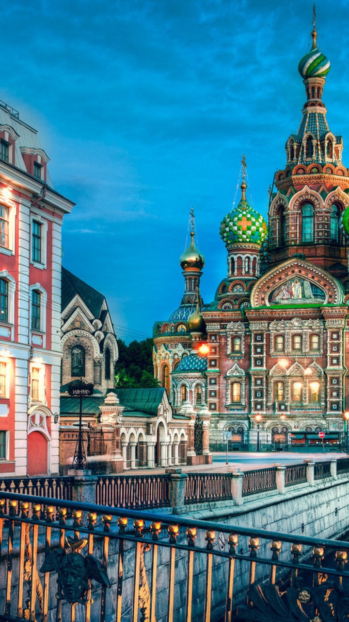 Braunes Und Weißes Betongebäude in Der Nähe Der Brücke Tagsüber. Wallpaper in 720x1280 Resolution