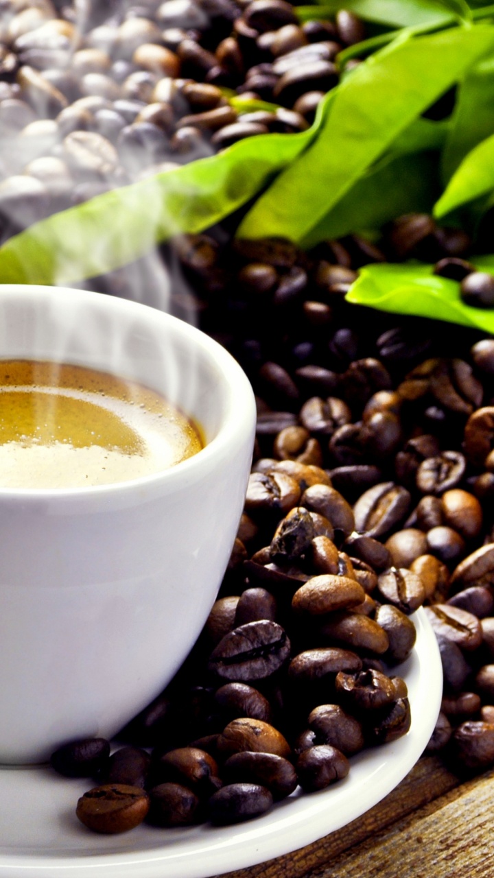 Weiße Keramiktasse Auf Untertasse Neben Kaffeebohnen. Wallpaper in 720x1280 Resolution