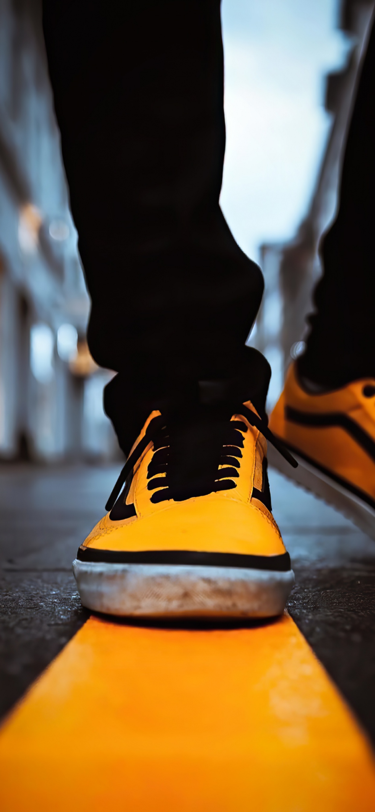 Outdoor-Schuh, Street Fashion, Wanderschuh, Turnschuh, Bodenbelag. Wallpaper in 1242x2688 Resolution