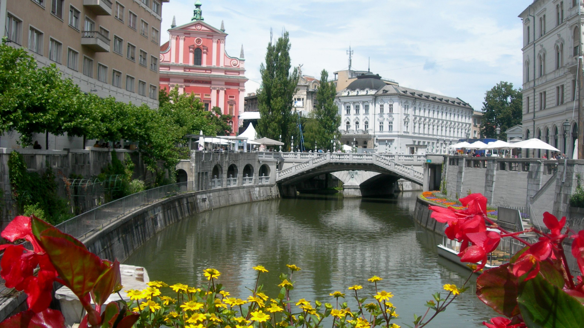 White Concrete Bridge Over River. Wallpaper in 1920x1080 Resolution
