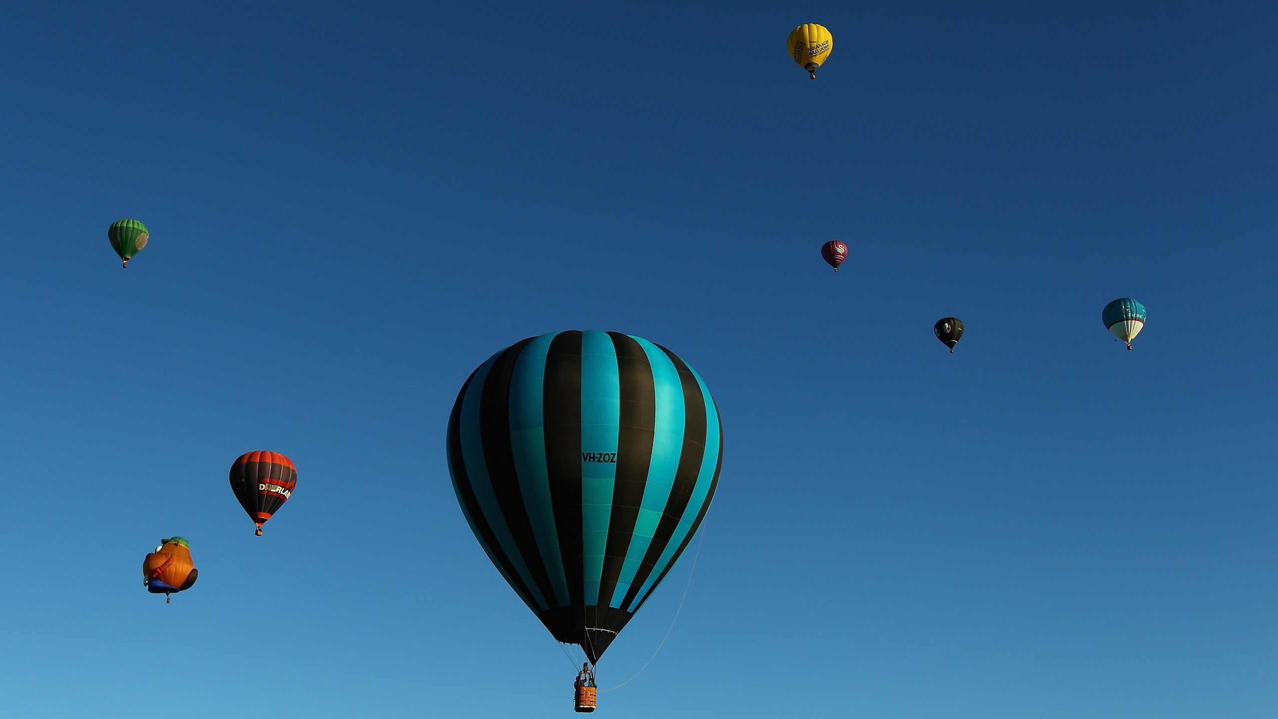 Globos de Aire Caliente Verde Azul y Rojo. Wallpaper in 2560x1440 Resolution