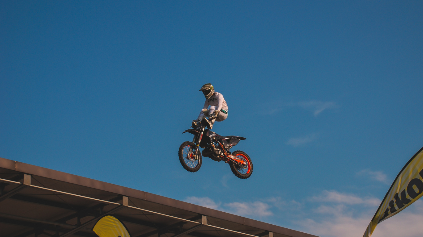 Man Riding Motocross Dirt Bike Sous Ciel Bleu Pendant la Journée. Wallpaper in 1366x768 Resolution