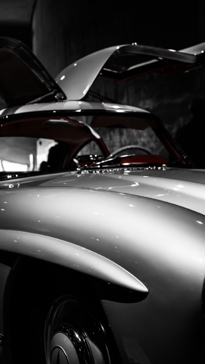 Silberner Porsche 911 in Einem Zimmer Geparkt. Wallpaper in 720x1280 Resolution