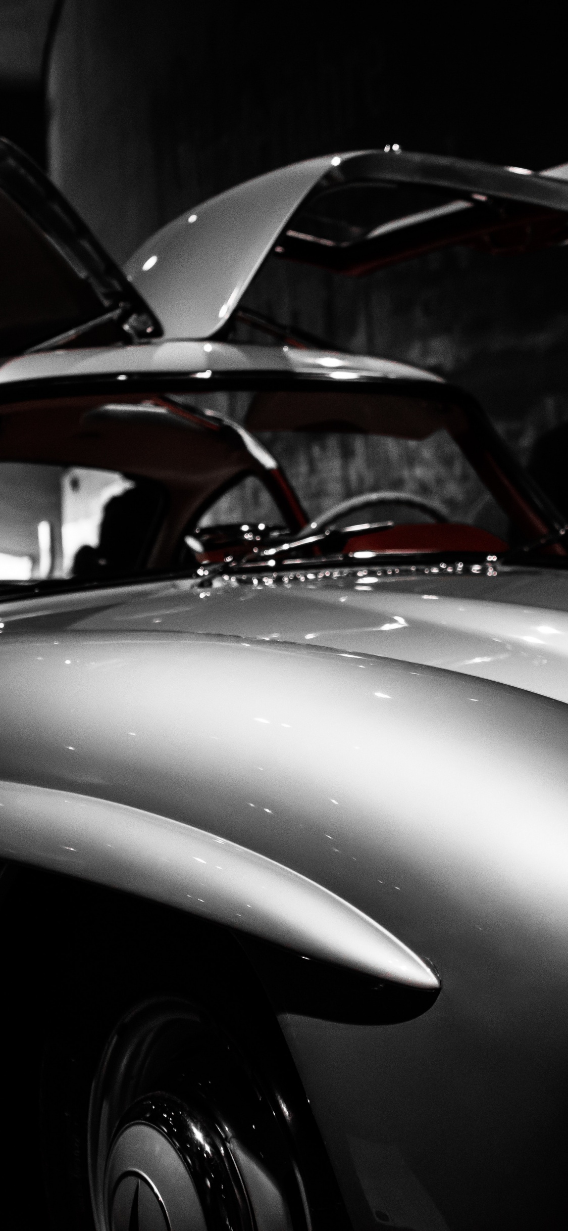 Porsche 911 Plateado Estacionado en Una Habitación. Wallpaper in 1125x2436 Resolution