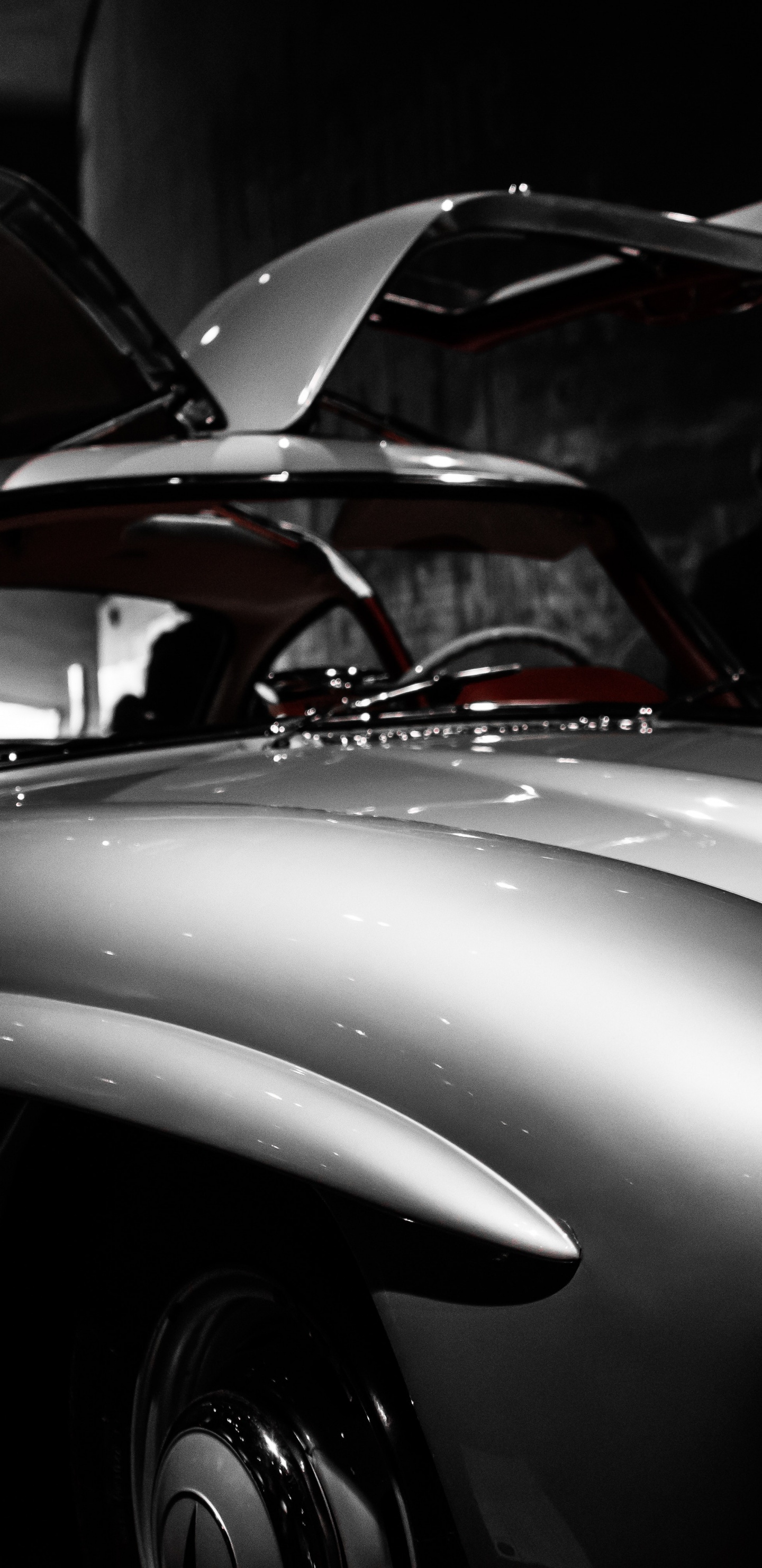 Porsche 911 Plateado Estacionado en Una Habitación. Wallpaper in 1440x2960 Resolution