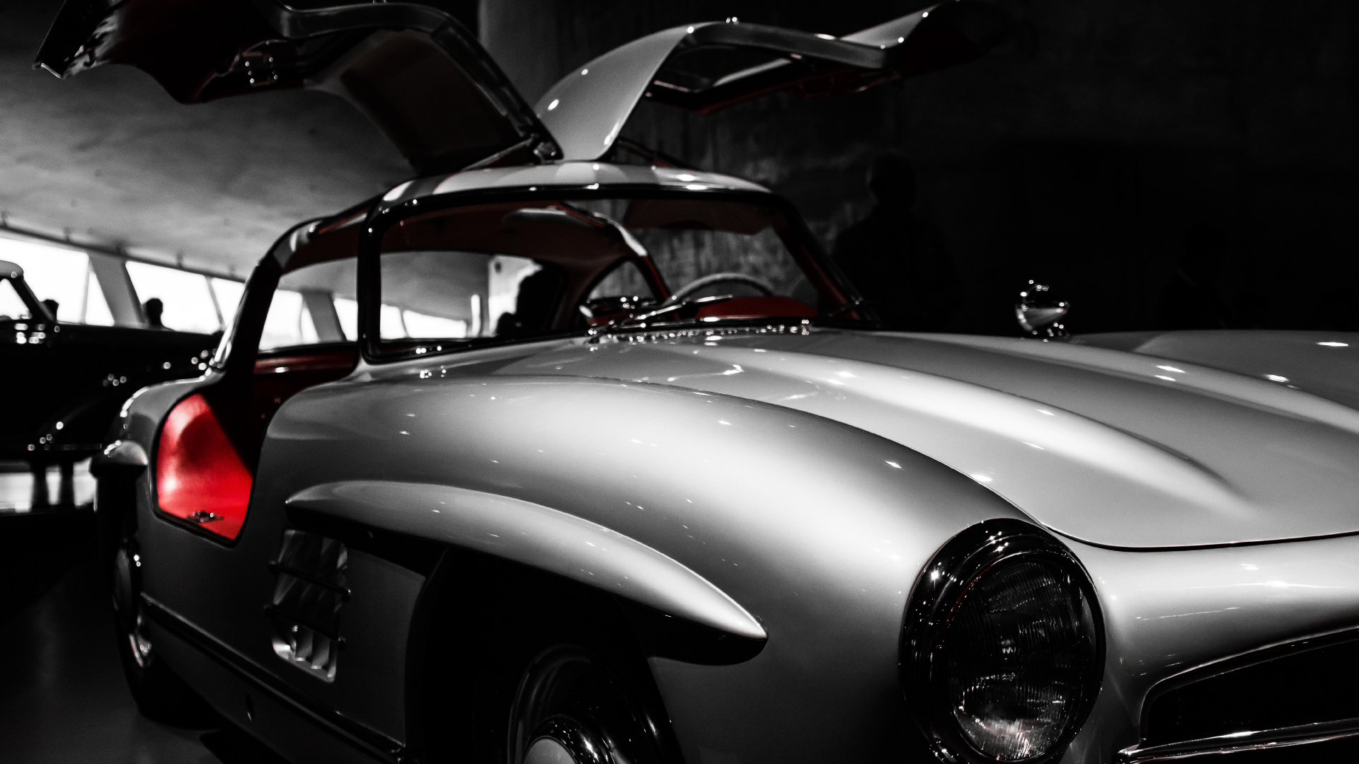 Porsche 911 Argentée Garée Dans Une Chambre. Wallpaper in 1920x1080 Resolution