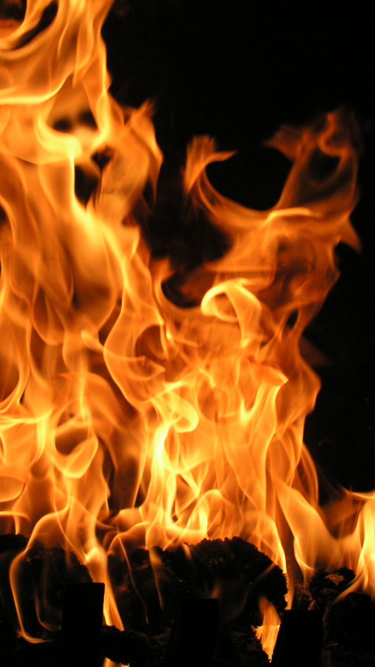 Fuego en Fondo Negro Con Fondo Negro. Wallpaper in 750x1334 Resolution