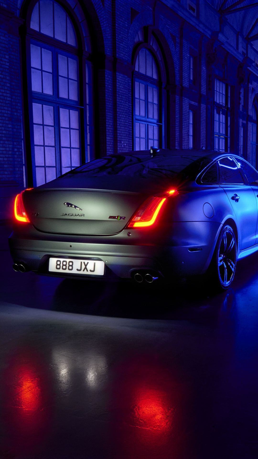 Silber Bmw m 3 Coupe in Einem Zimmer Geparkt. Wallpaper in 1080x1920 Resolution