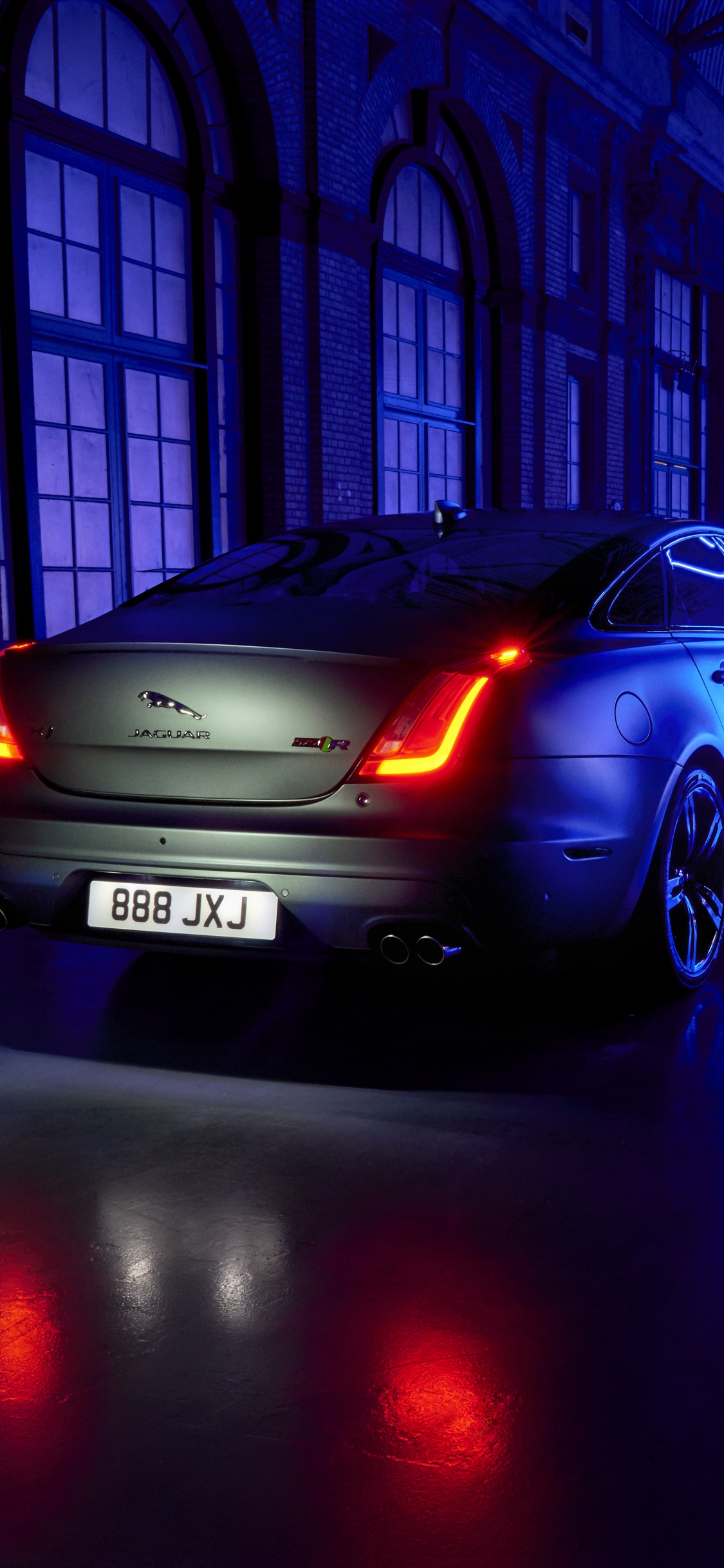 Silber Bmw m 3 Coupe in Einem Zimmer Geparkt. Wallpaper in 1125x2436 Resolution