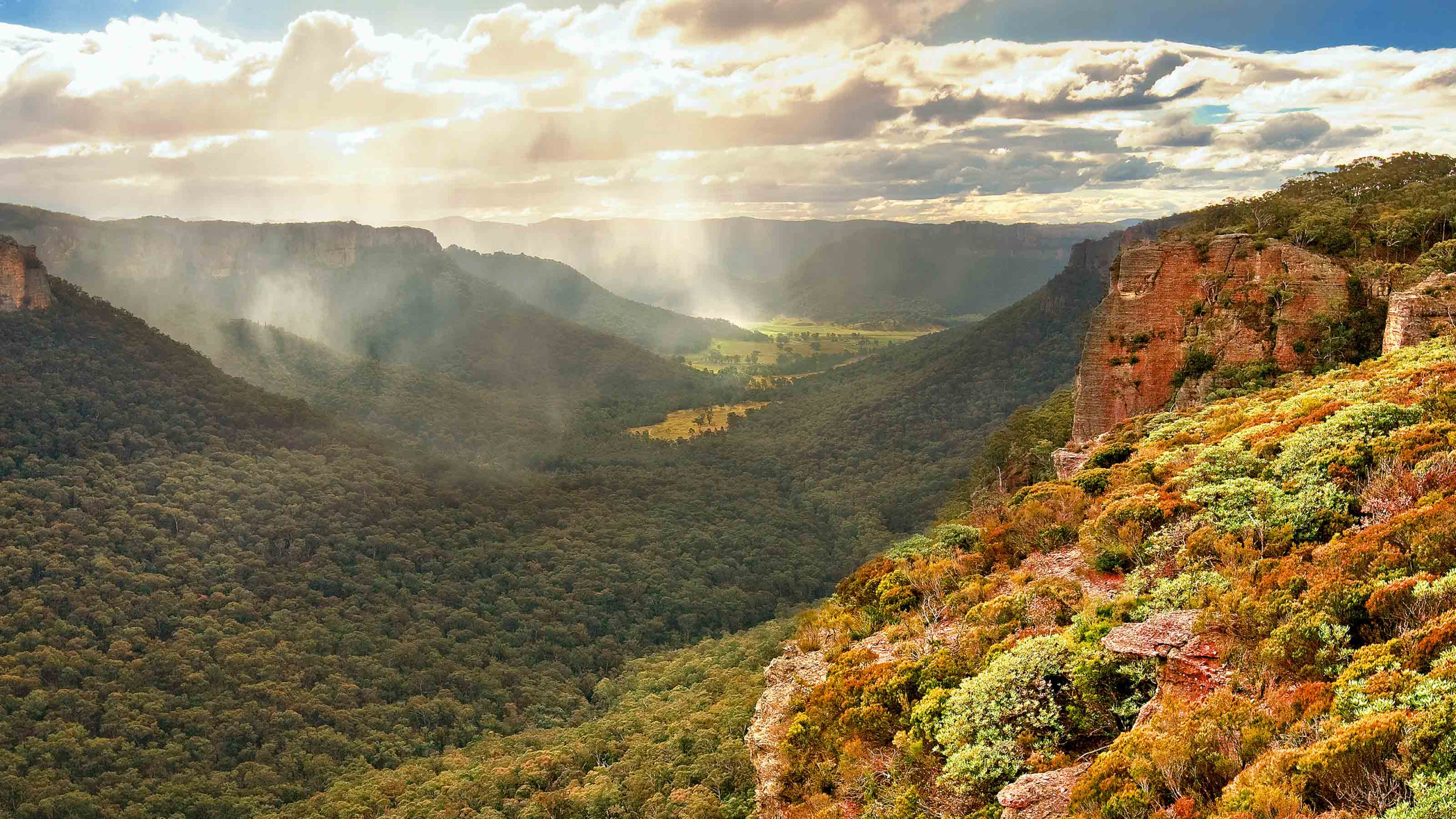 Tagsüber Grüne Berge Unter Weißen Wolken. Wallpaper in 2560x1440 Resolution