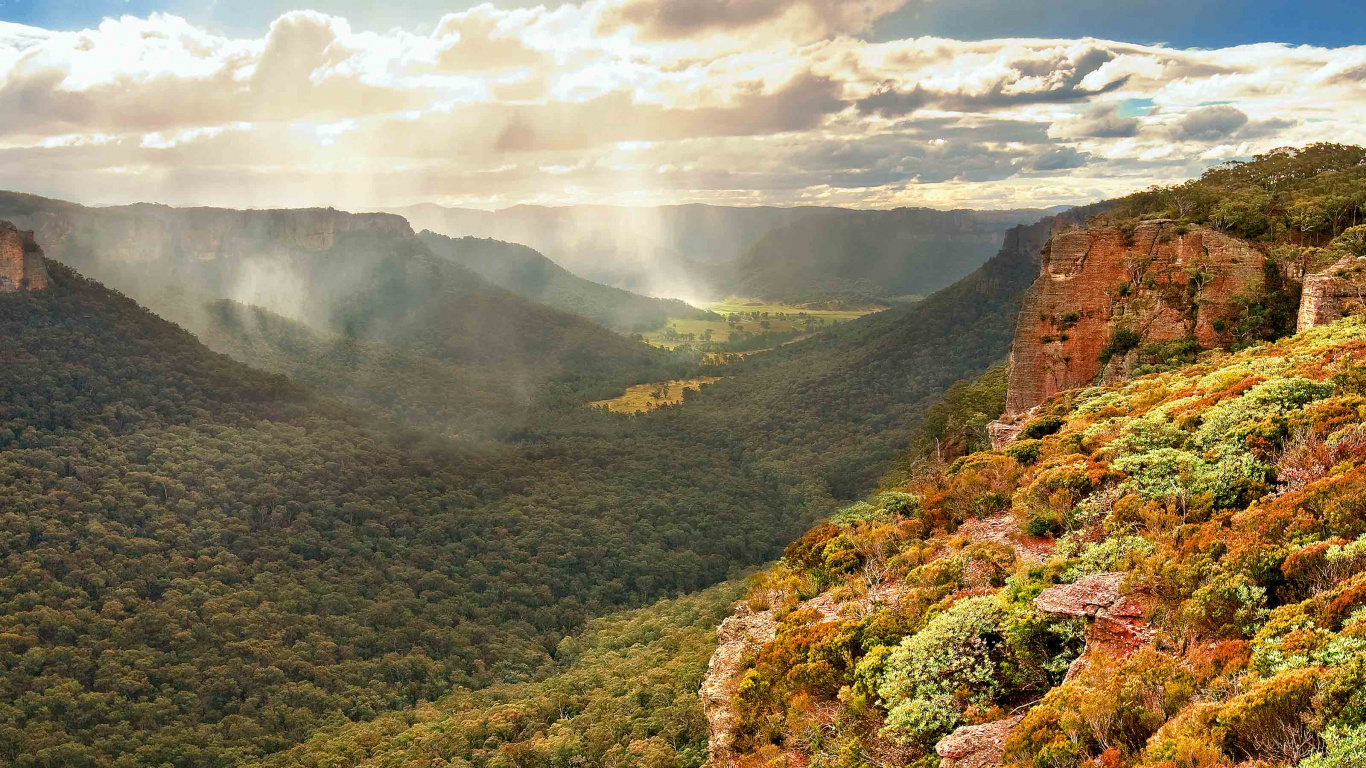 Montañas Verdes Bajo Nubes Blancas Durante el Día. Wallpaper in 1366x768 Resolution