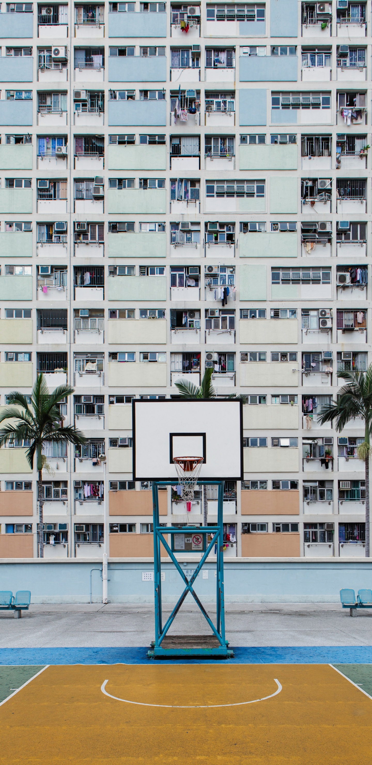 Edificio de Hormigón Blanco y Rosa Cerca de la Playa Durante el Día. Wallpaper in 1440x2960 Resolution