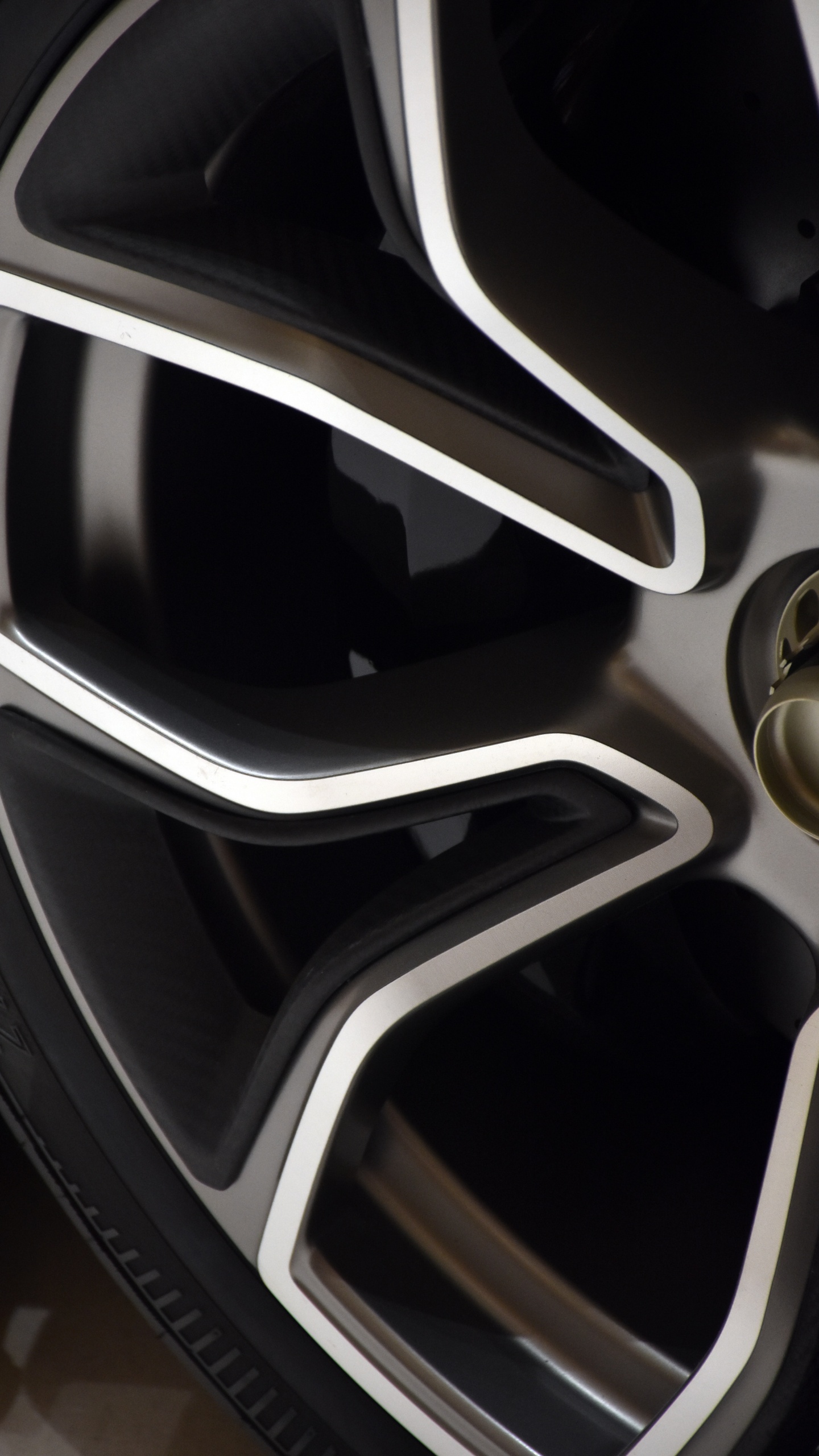 Silver and Black Car Wheel. Wallpaper in 1440x2560 Resolution