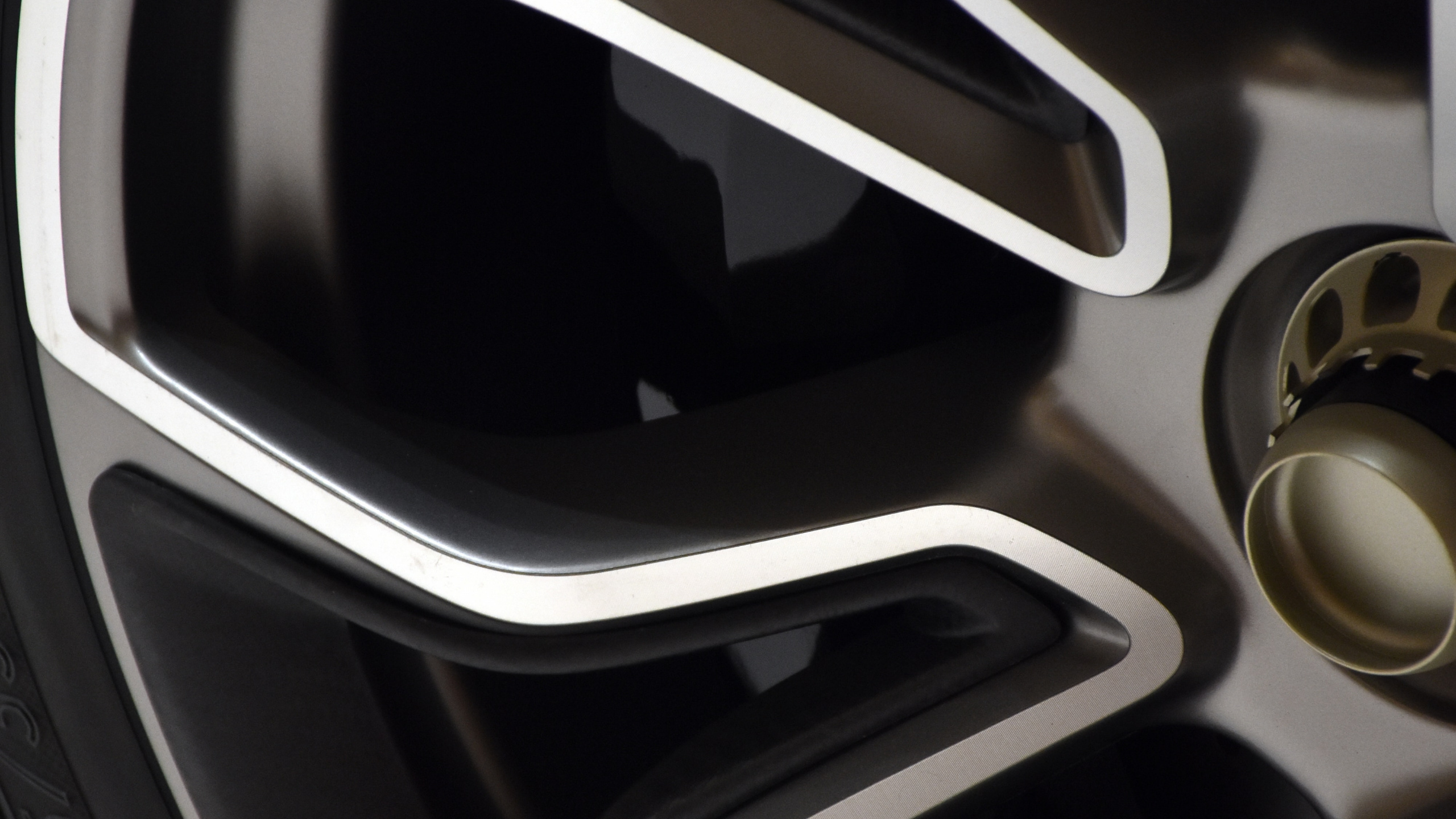 Silver and Black Car Wheel. Wallpaper in 2560x1440 Resolution