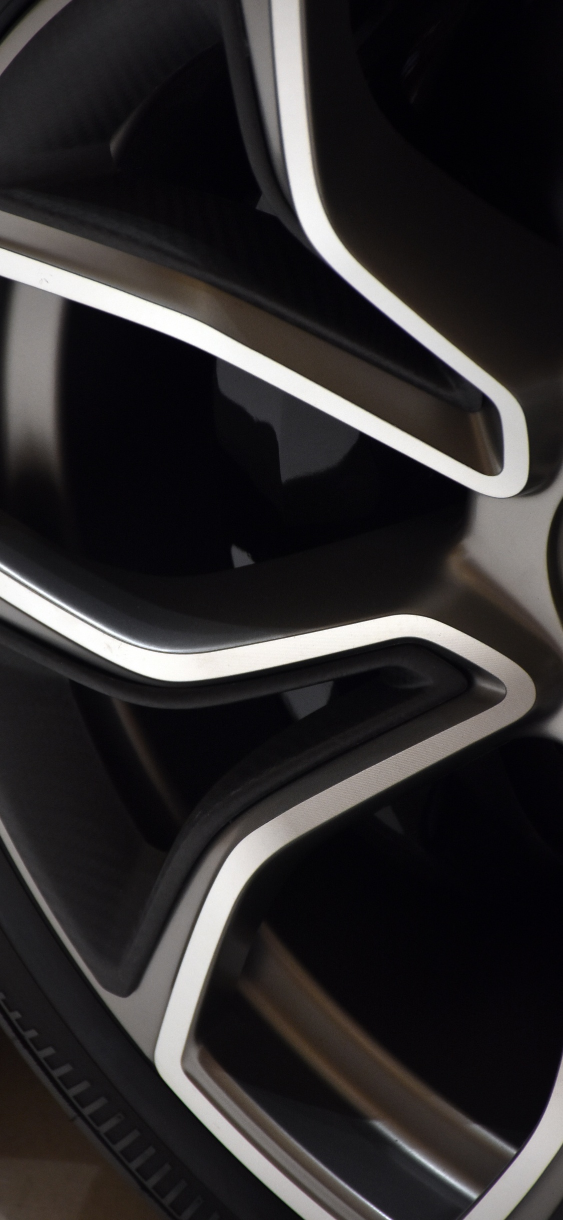 Roue de Voiture Argent et Noir. Wallpaper in 1125x2436 Resolution