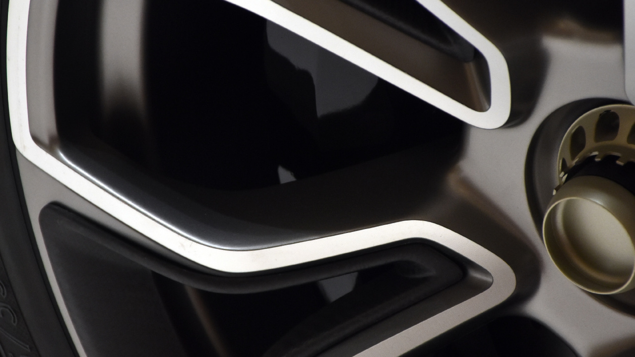 Roue de Voiture Argent et Noir. Wallpaper in 1280x720 Resolution