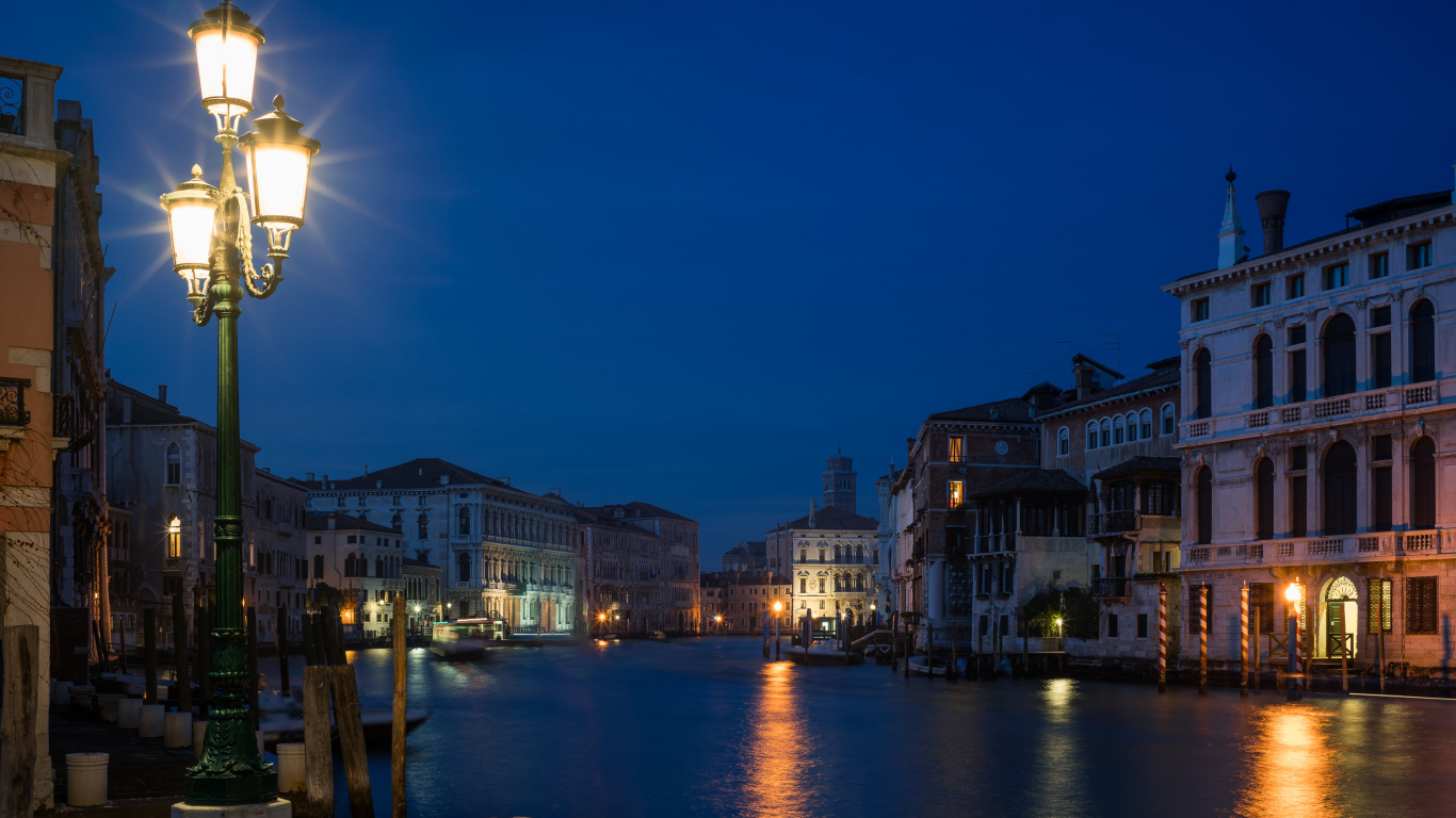 Cuerpo de Agua Entre Edificios Durante la Noche. Wallpaper in 1366x768 Resolution