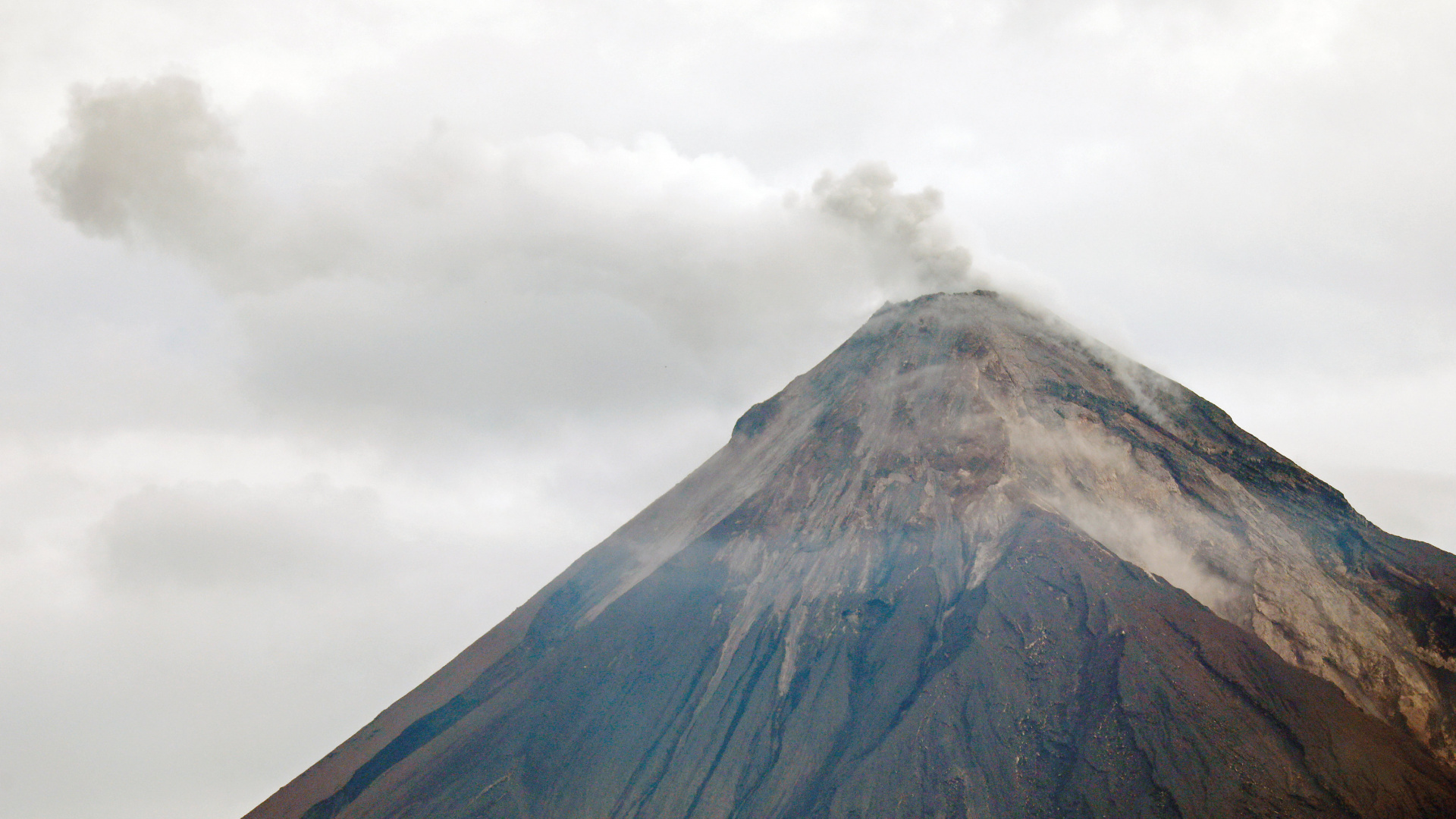 Brown and Black Mountain Under White Clouds During Daytime. Wallpaper in 1920x1080 Resolution