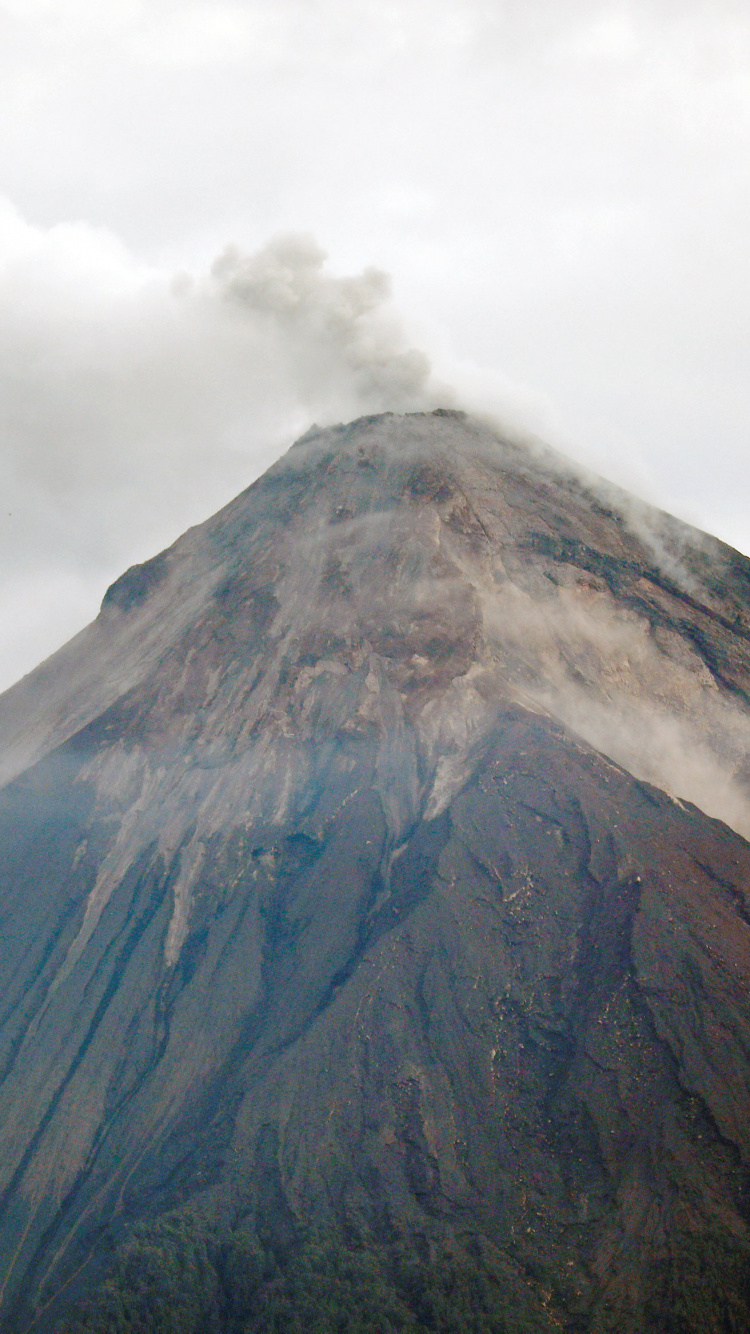 Brown and Black Mountain Under White Clouds During Daytime. Wallpaper in 750x1334 Resolution