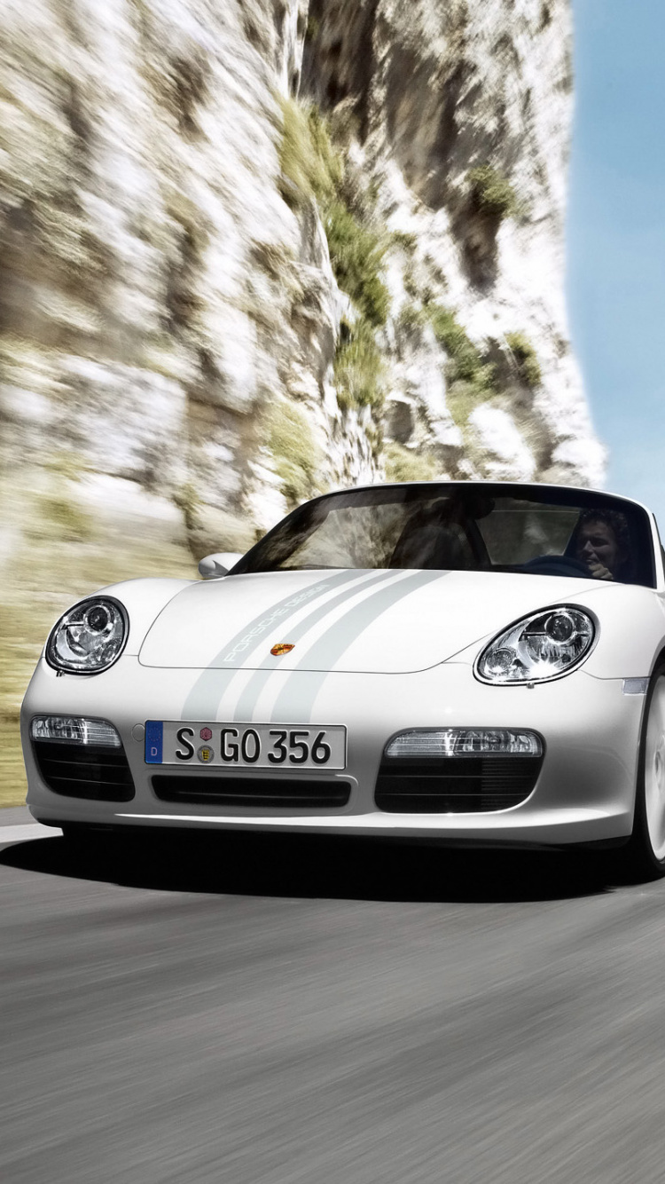 Porsche 911 Blanco en la Carretera Durante el Día. Wallpaper in 750x1334 Resolution