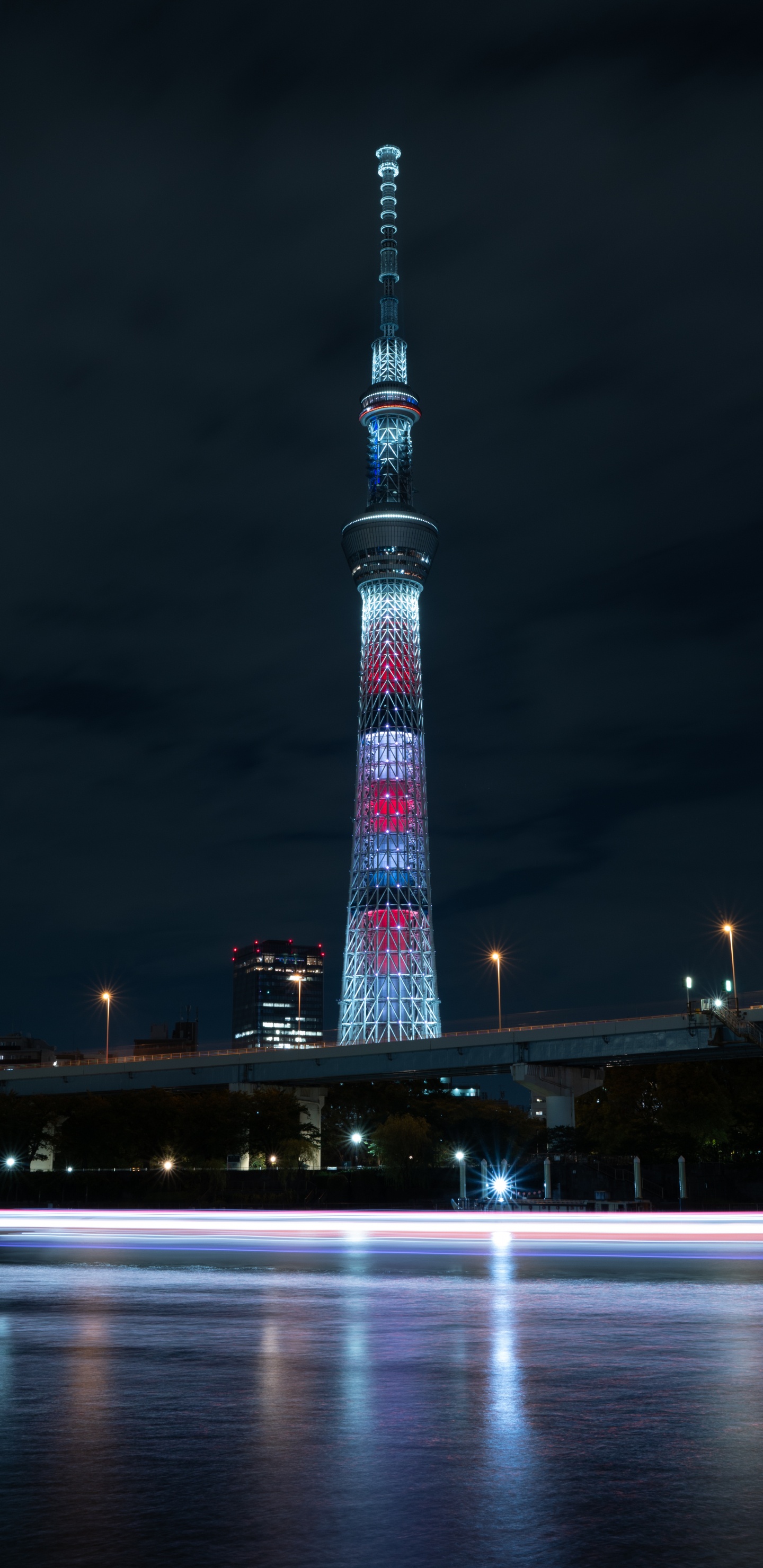 Tour Blanche et Rouge Pendant la Nuit. Wallpaper in 1440x2960 Resolution