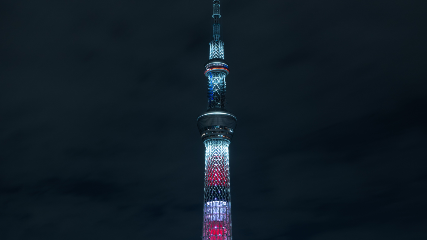 Weißer Und Roter Turm Während Der Nacht. Wallpaper in 1366x768 Resolution