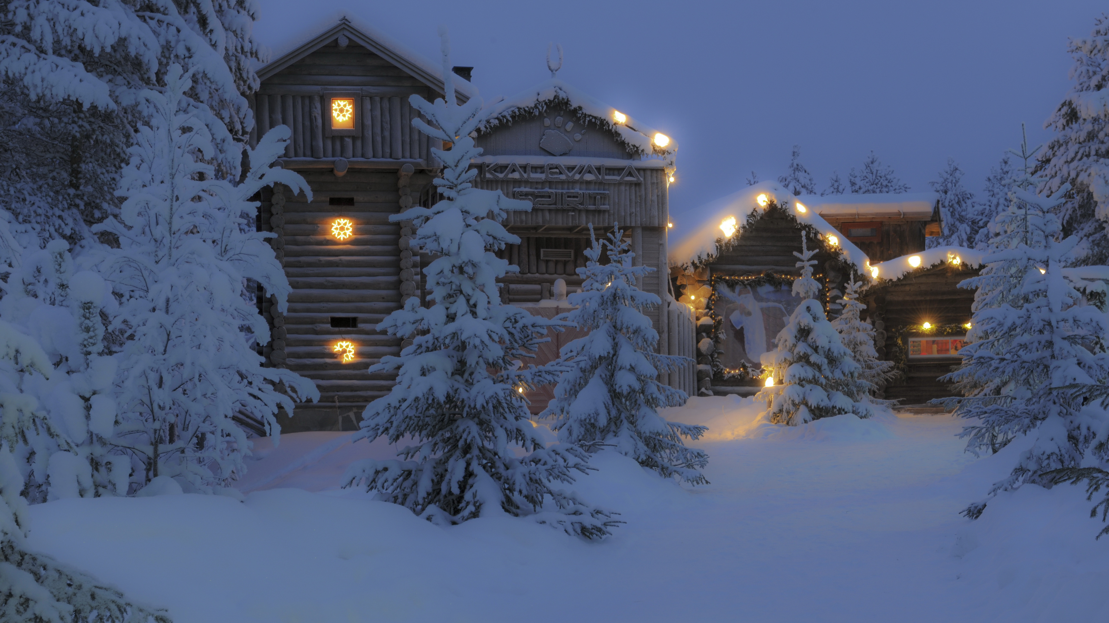 Braunes Holzhaus Während Der Nacht Mit Schnee Bedeckt. Wallpaper in 3840x2160 Resolution