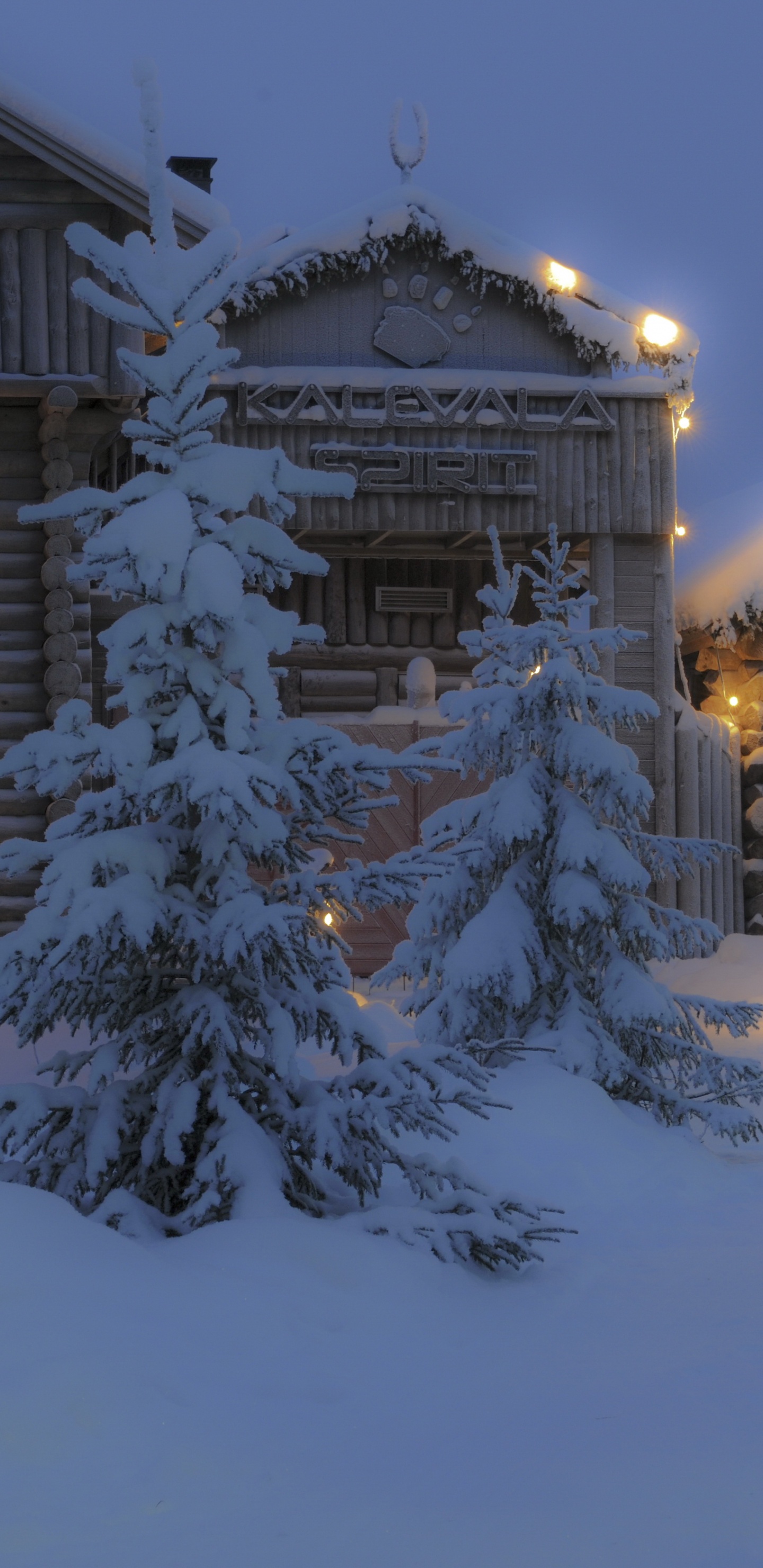 Maison en Bois Brune Couverte de Neige Pendant la Nuit. Wallpaper in 1440x2960 Resolution