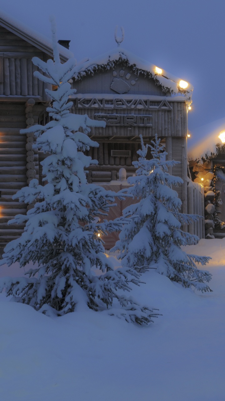 Maison en Bois Brune Couverte de Neige Pendant la Nuit. Wallpaper in 720x1280 Resolution