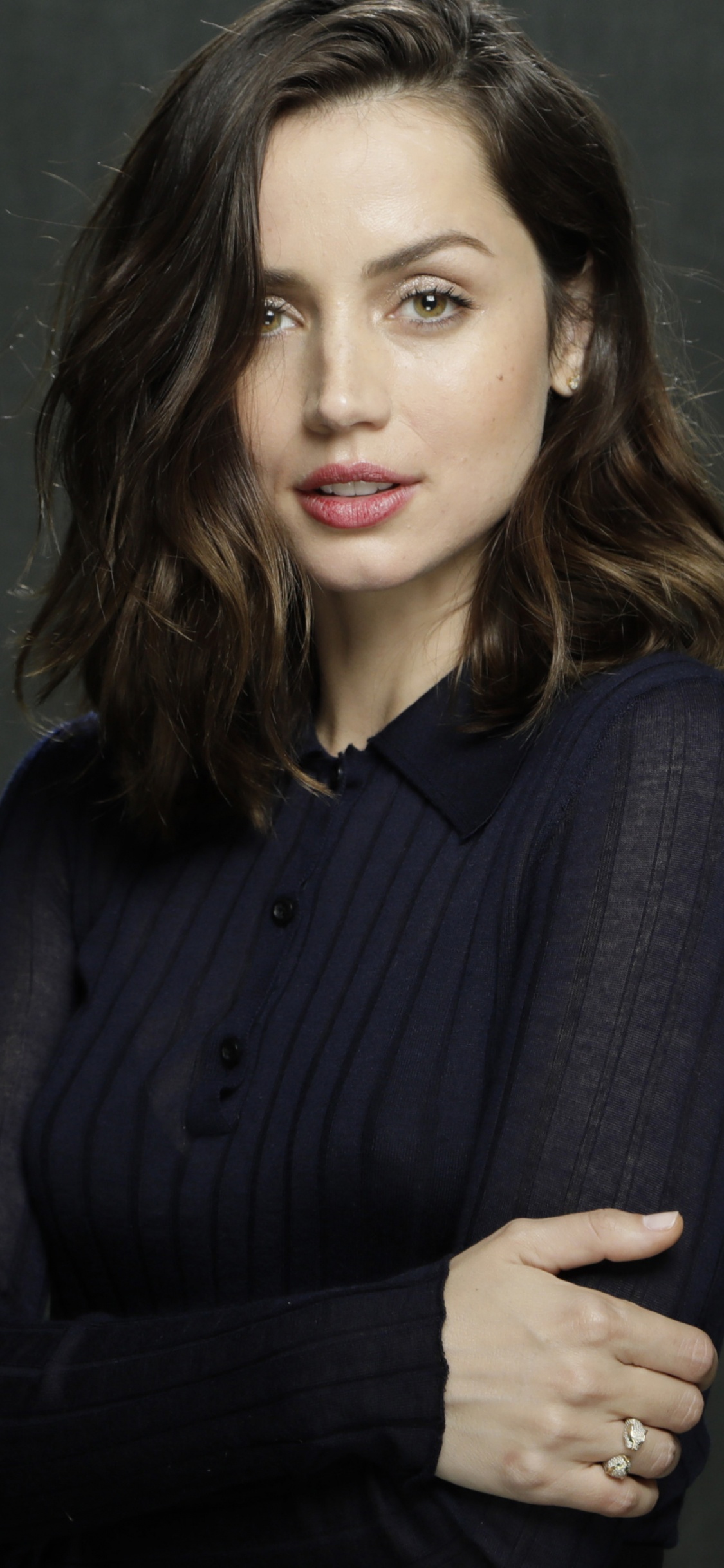 Ana de Armas, Face, Cou, Manche, Geste. Wallpaper in 1125x2436 Resolution