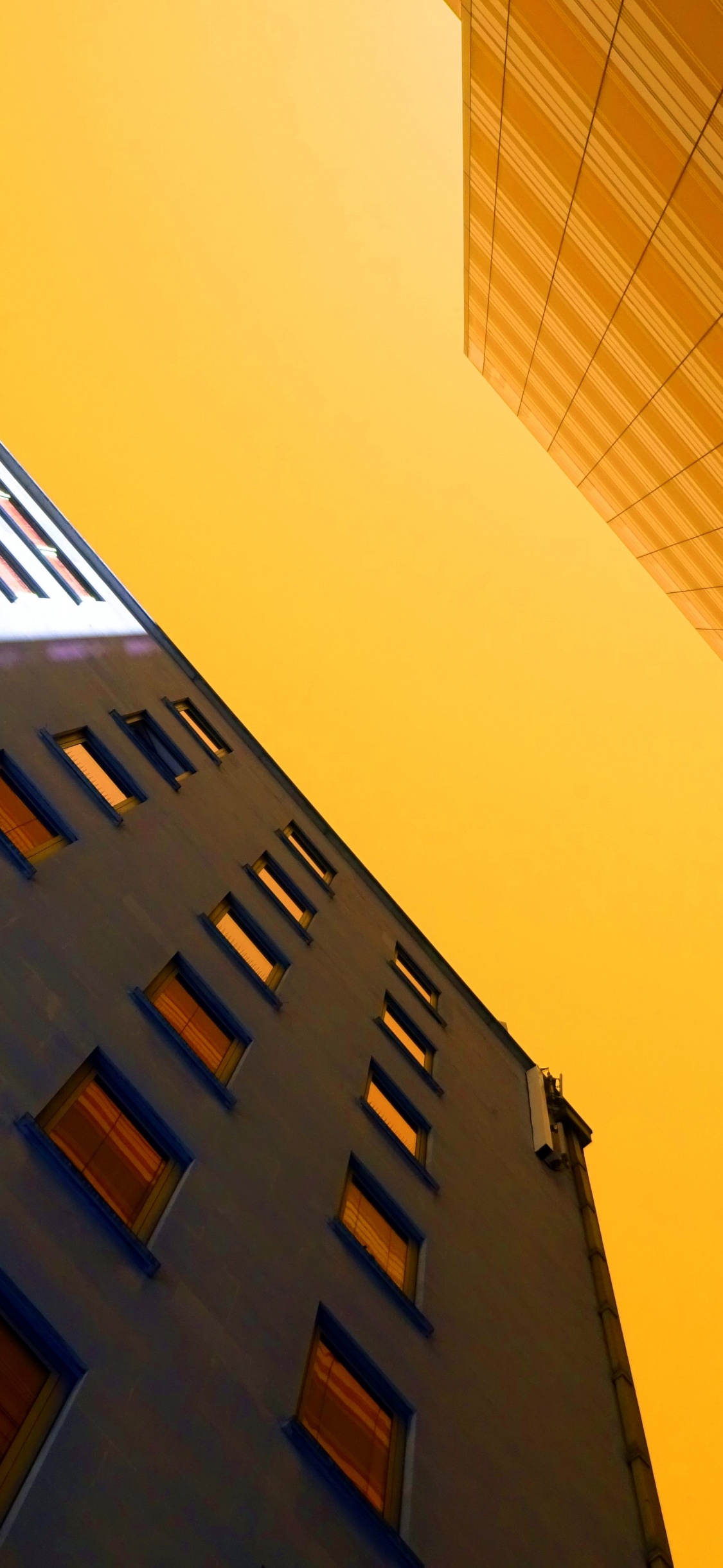 Brown Concrete Building During Daytime. Wallpaper in 1125x2436 Resolution