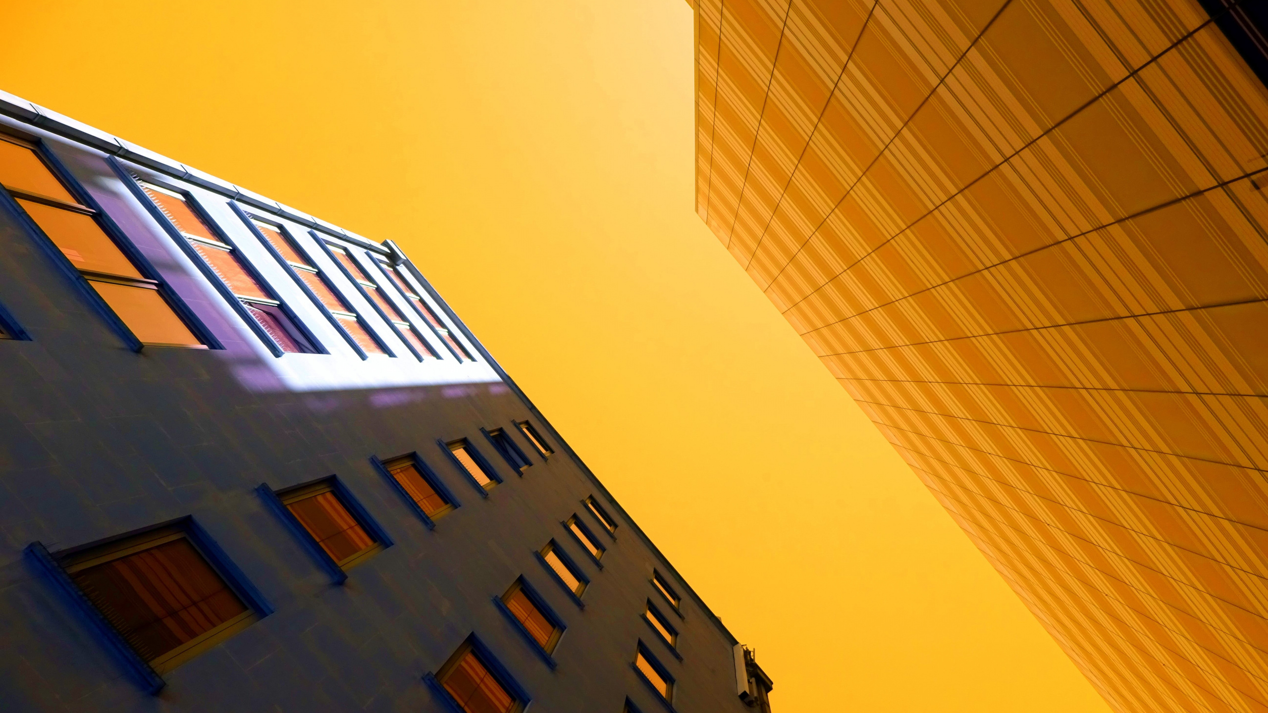 Edificio de Hormigón Marrón Durante el Día.. Wallpaper in 2560x1440 Resolution