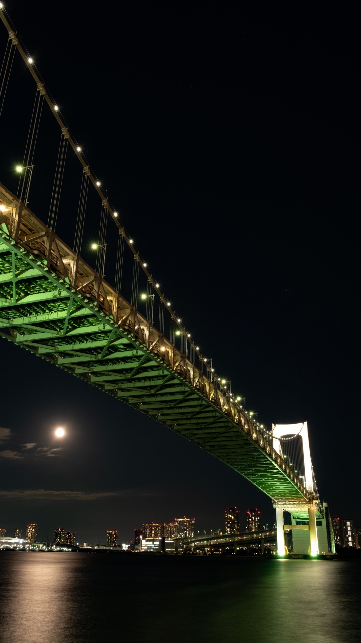 Puente Verde Con Luces Durante la Noche.. Wallpaper in 720x1280 Resolution