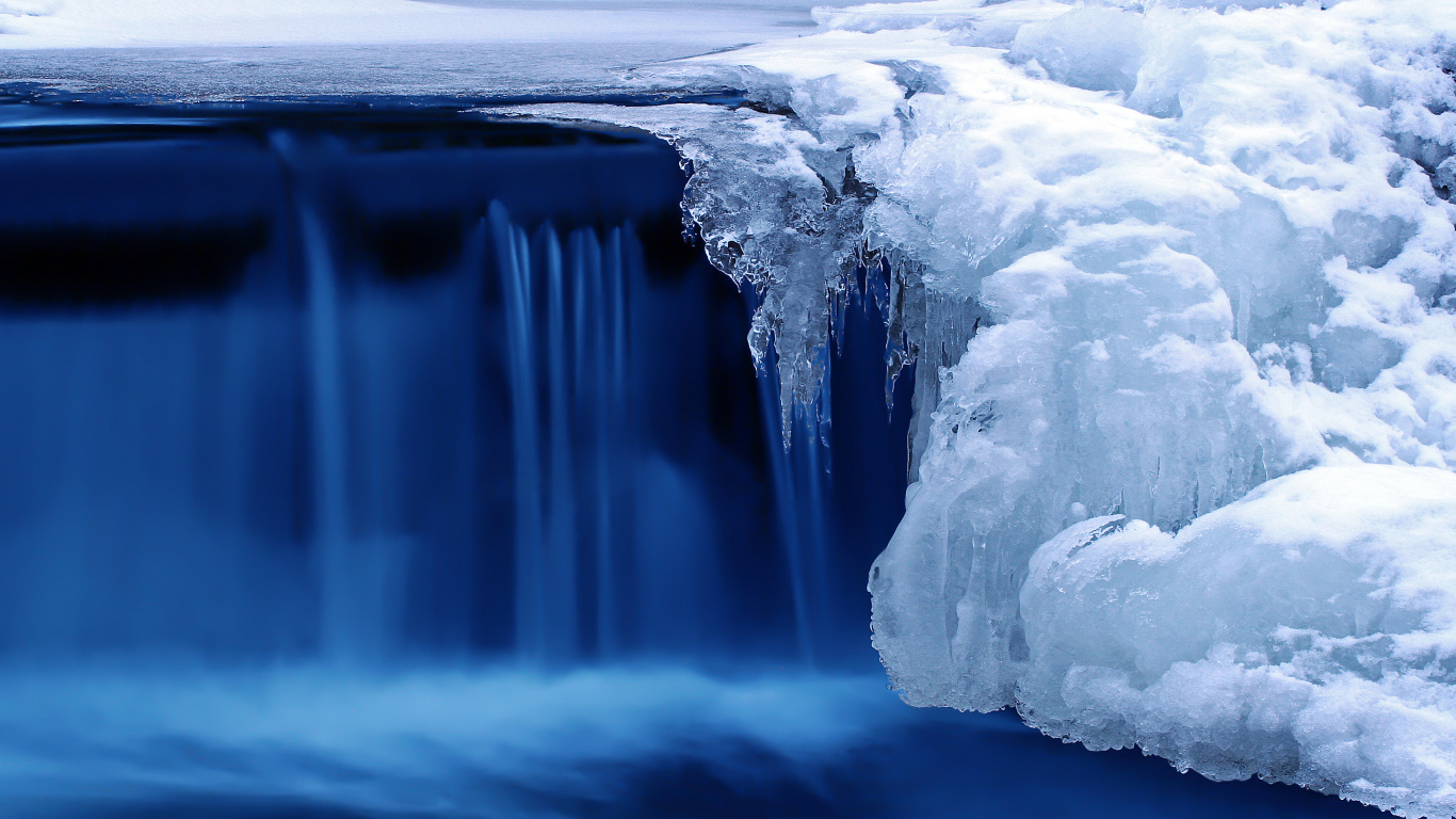 Hielo en el Cuerpo de Agua. Wallpaper in 1366x768 Resolution