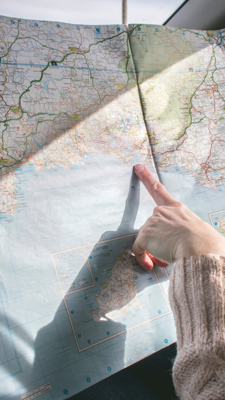 Personen Linker Fuß Auf Weißem Und Blauem Blumentextil. Wallpaper in 720x1280 Resolution