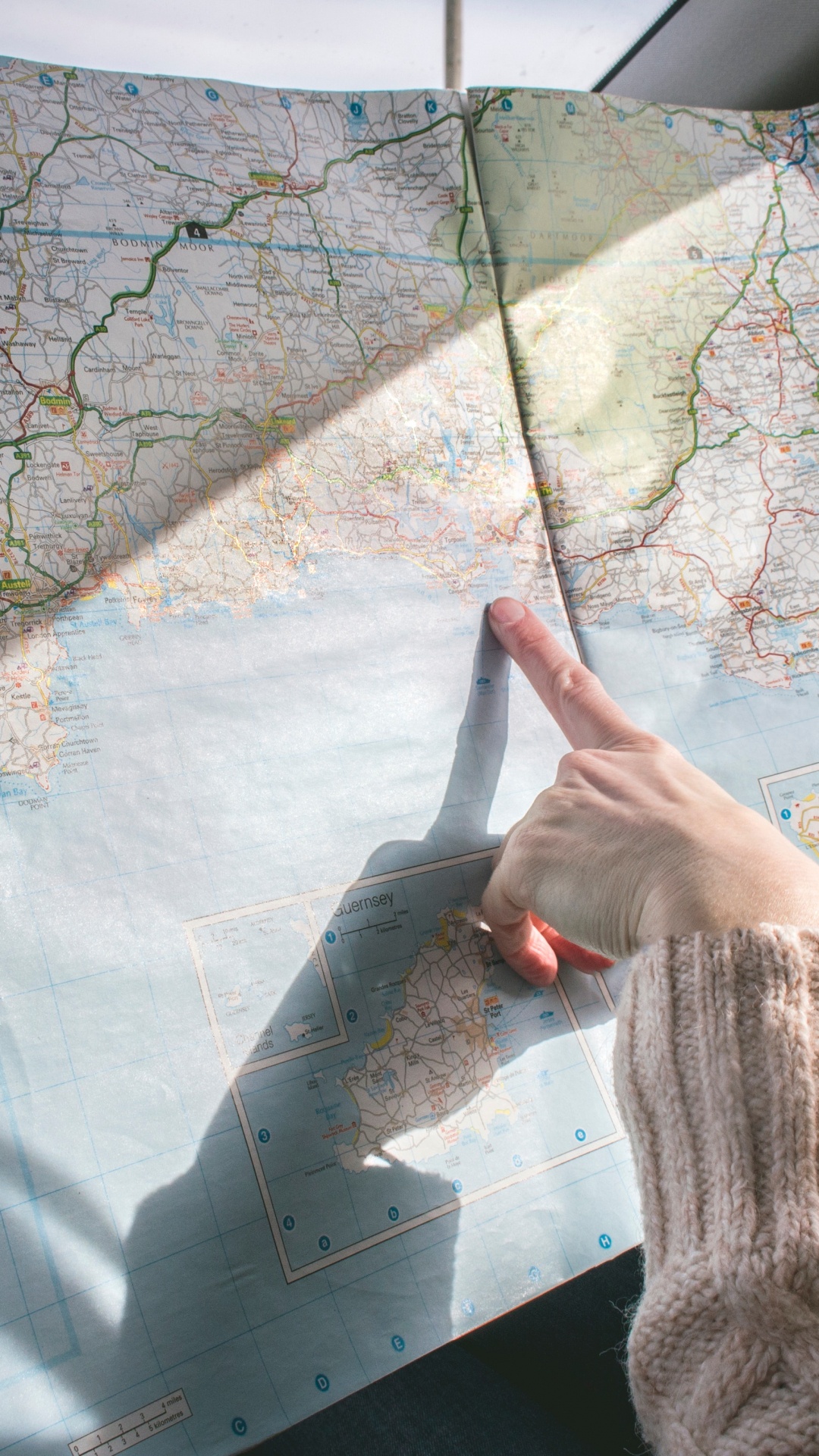 Personnes Pied Gauche Sur Textile Floral Blanc et Bleu. Wallpaper in 1080x1920 Resolution