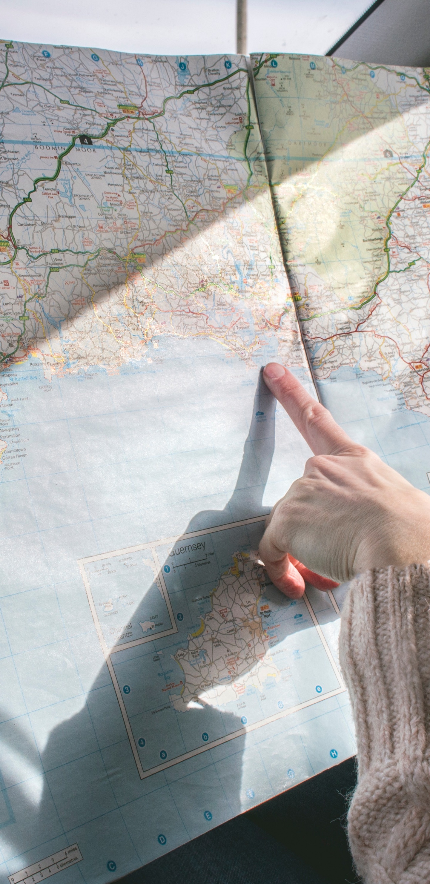 Personnes Pied Gauche Sur Textile Floral Blanc et Bleu. Wallpaper in 1440x2960 Resolution