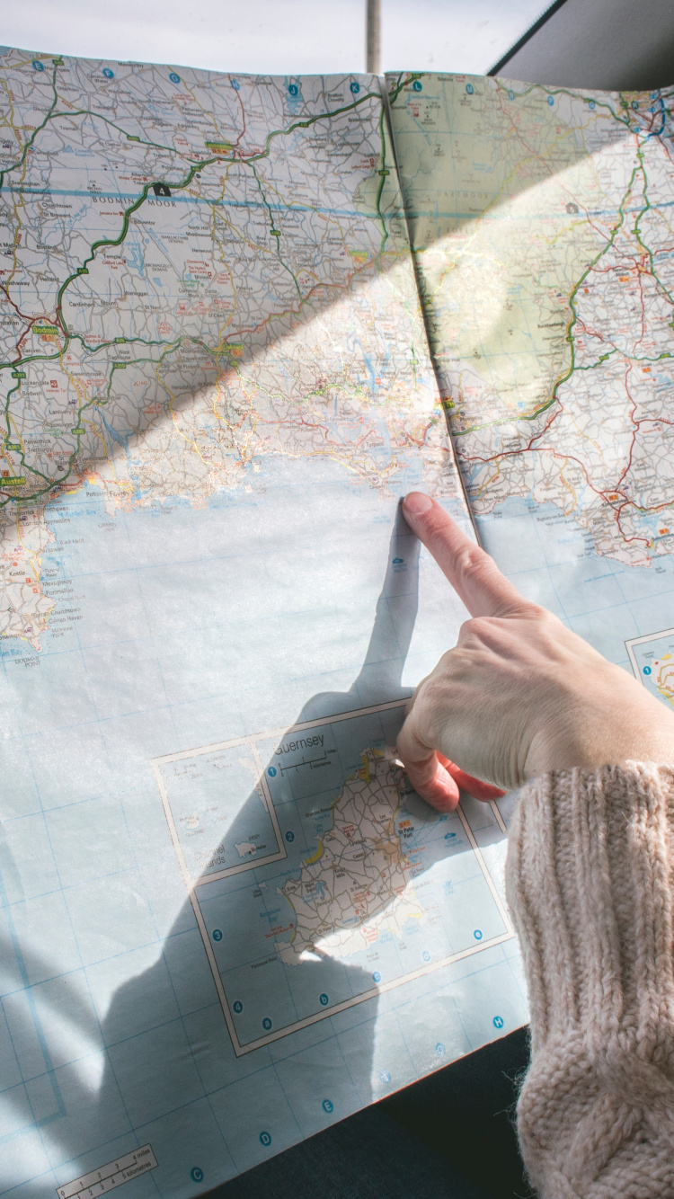 Personnes Pied Gauche Sur Textile Floral Blanc et Bleu. Wallpaper in 750x1334 Resolution